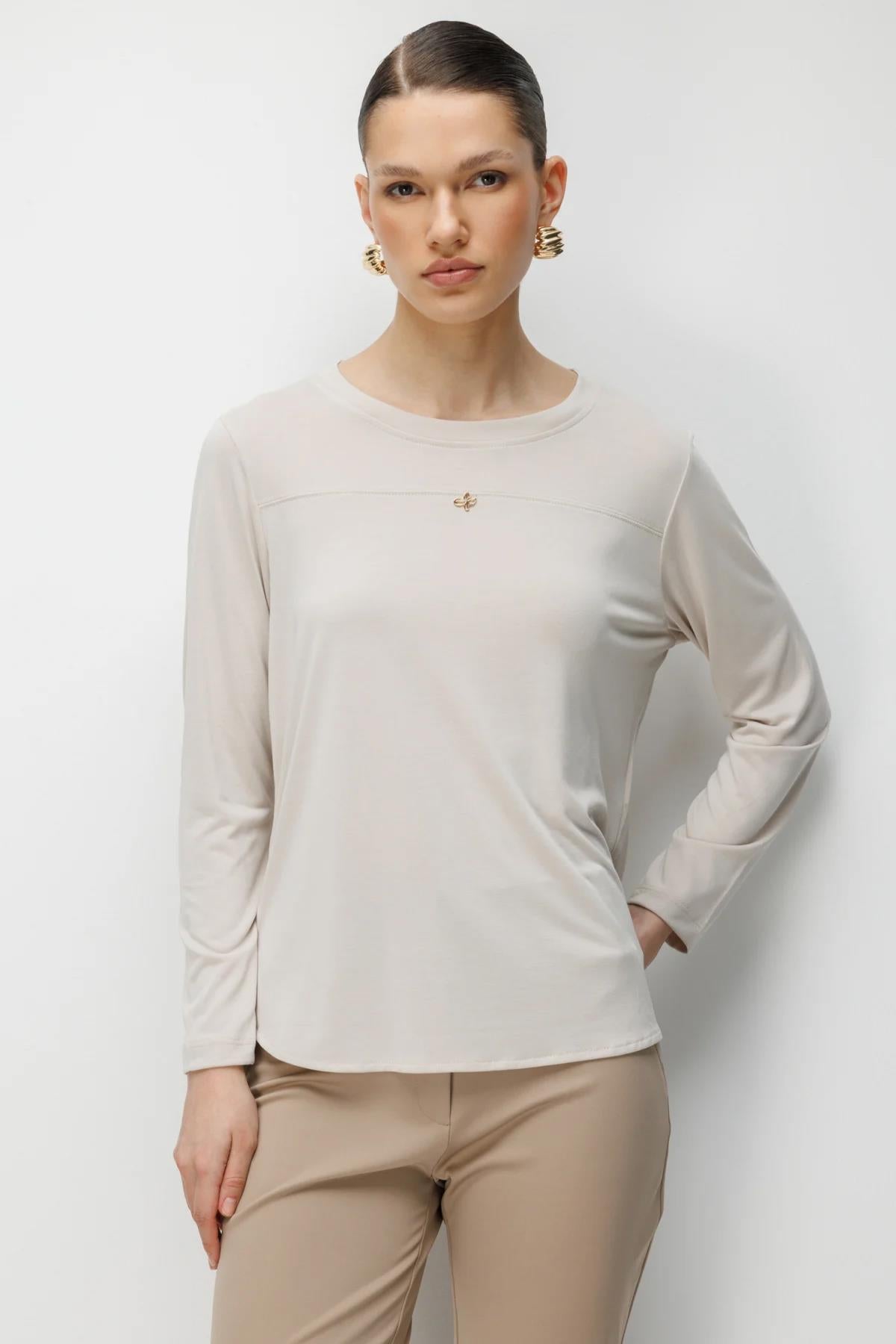 Metal Aksesuarlı Sıfır Yaka Basic Bluz