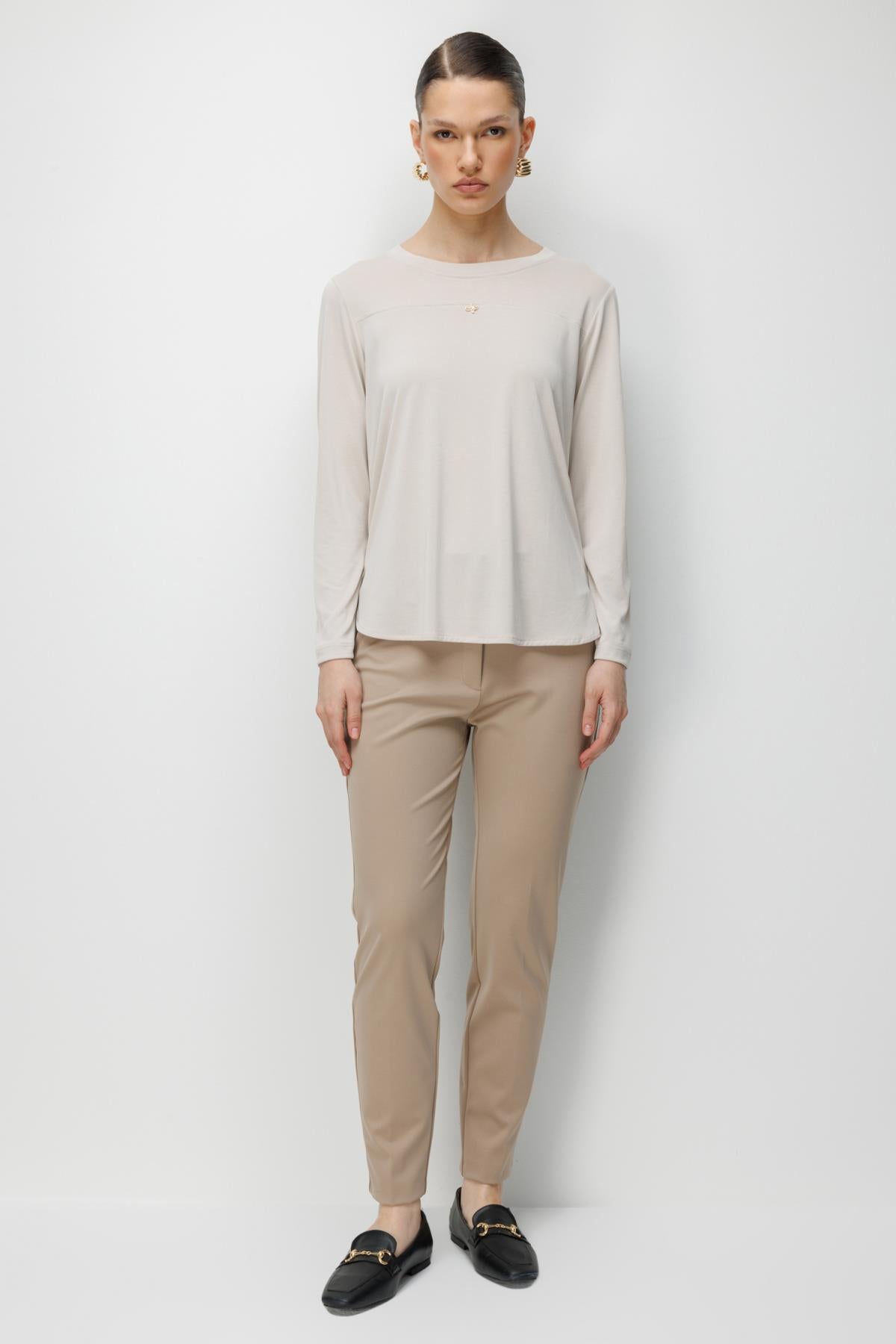 Metal Aksesuarlı Sıfır Yaka Basic Bluz