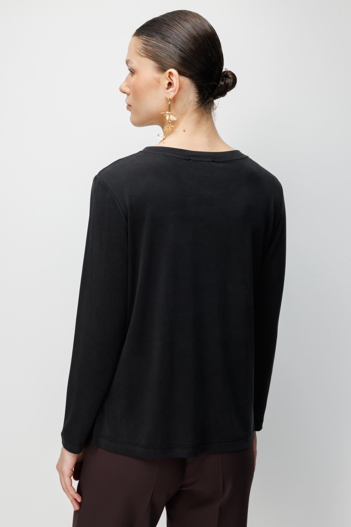 Metal Aksesuarlı Sıfır Yaka Basic Bluz