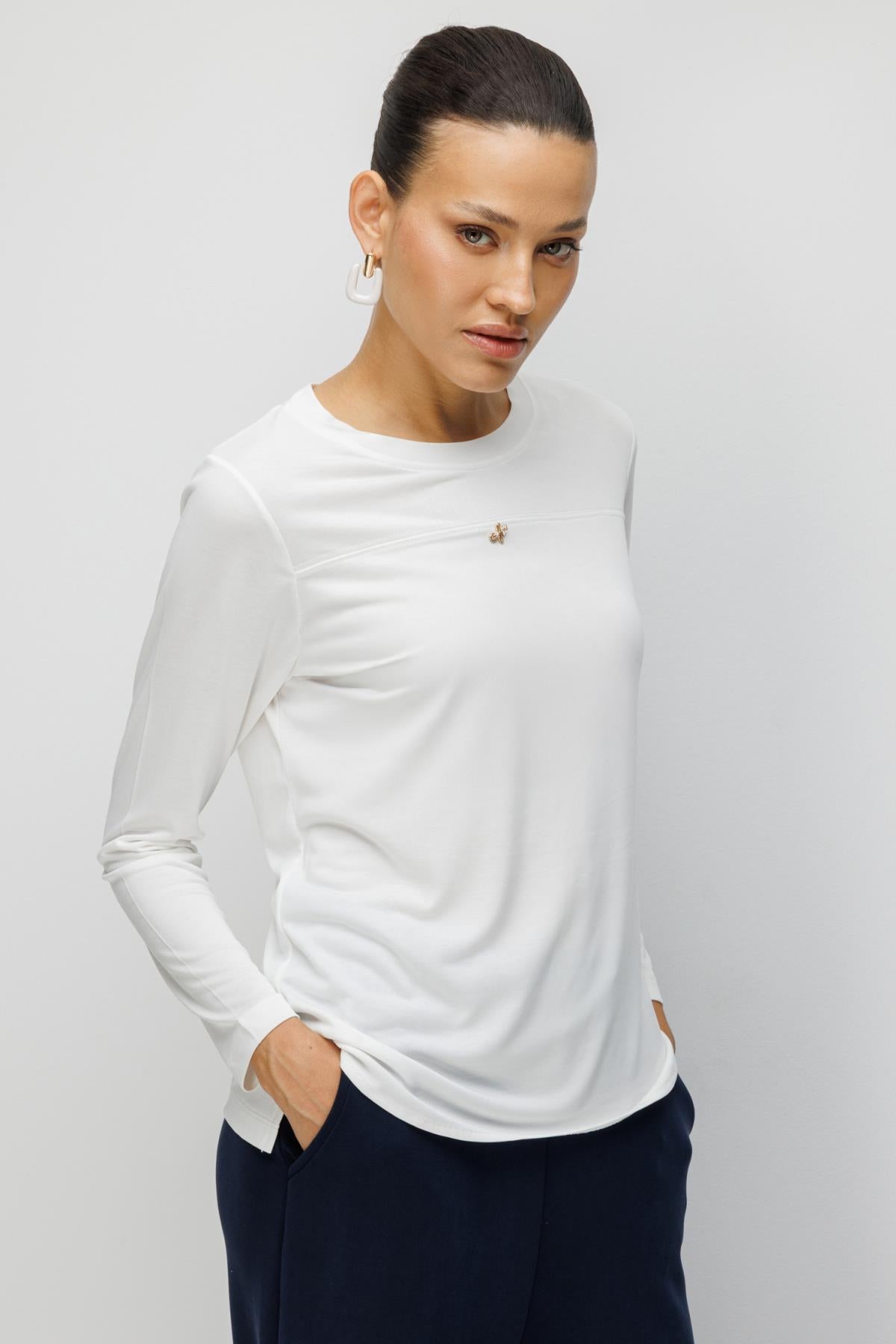 Metal Aksesuarlı Sıfır Yaka Basic Bluz