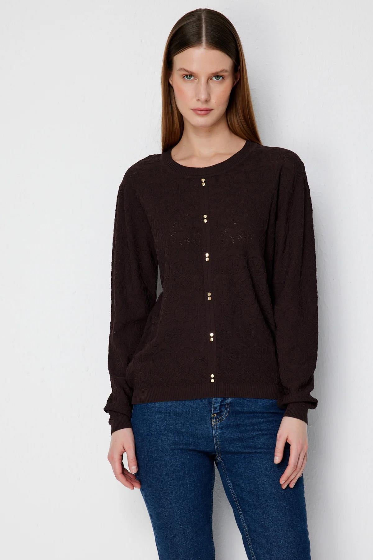 Desenli Süs Düğmeli Sıfır Yaka Bluz