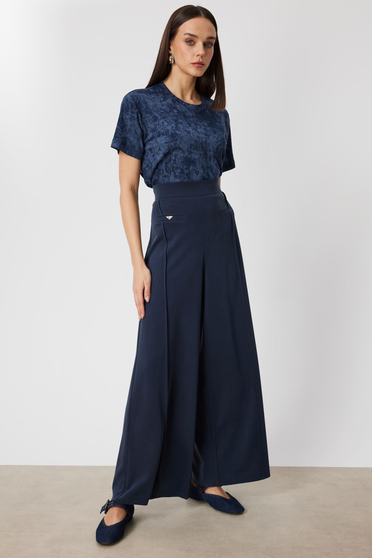 Metal Aksesuarlı Bol Paça Pantolon