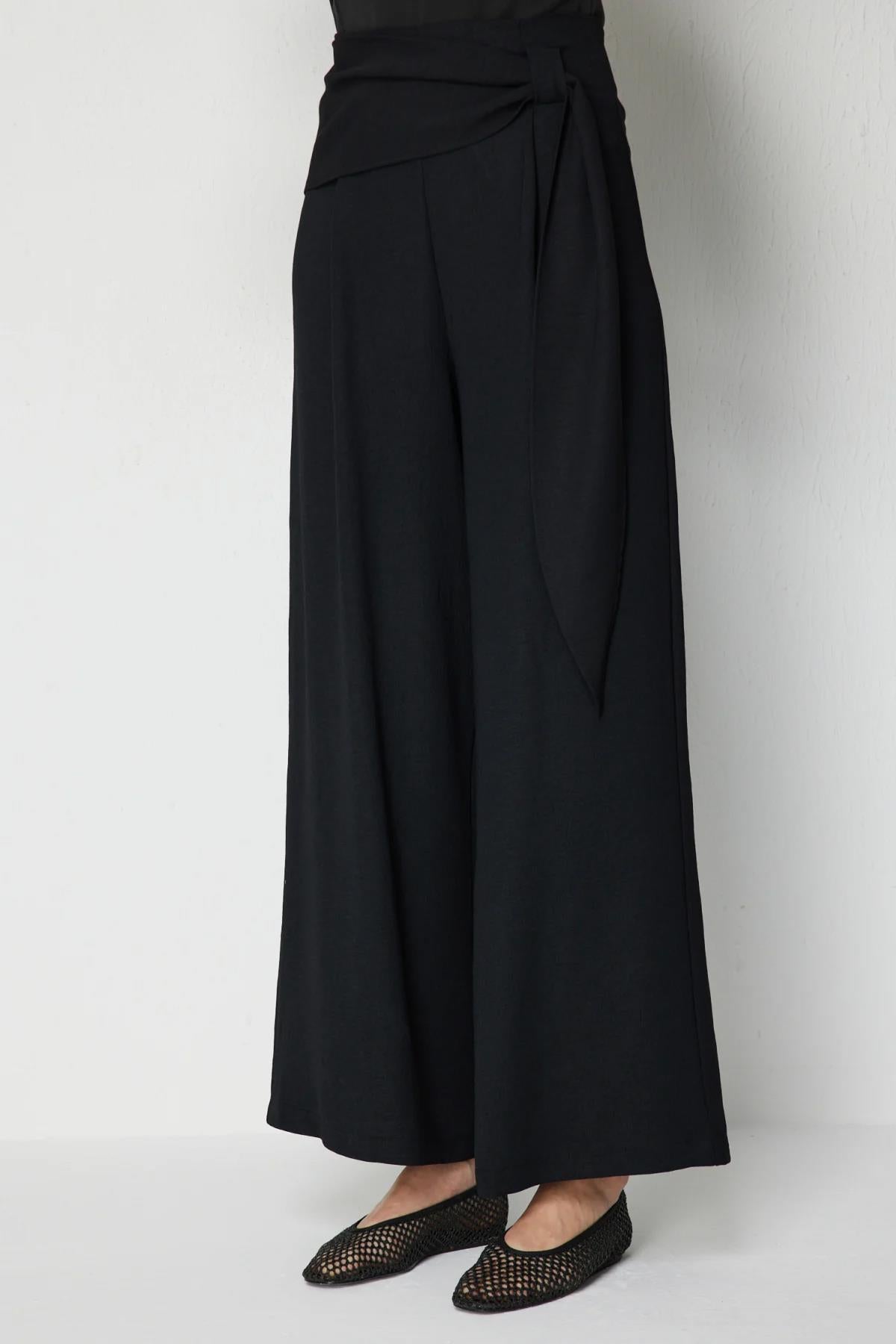 Beli Fularlı Pile Detaylı Pantolon