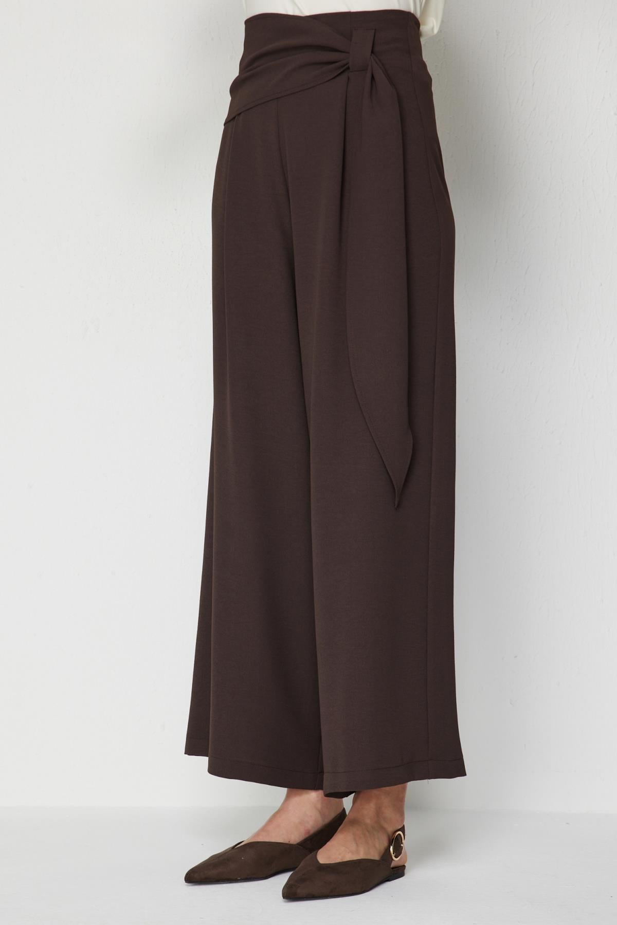 Beli Fularlı Pile Detaylı Pantolon