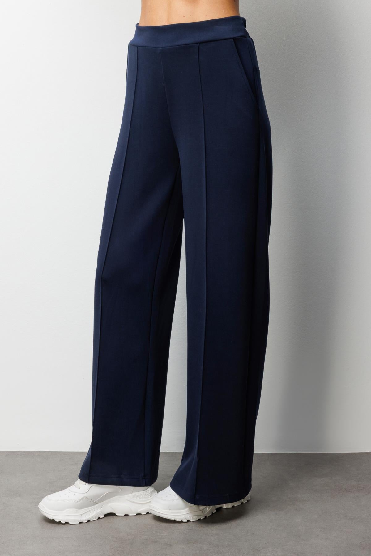 بنطال بقصة ساق واسعة ومزمومة مع خصر مطاطي