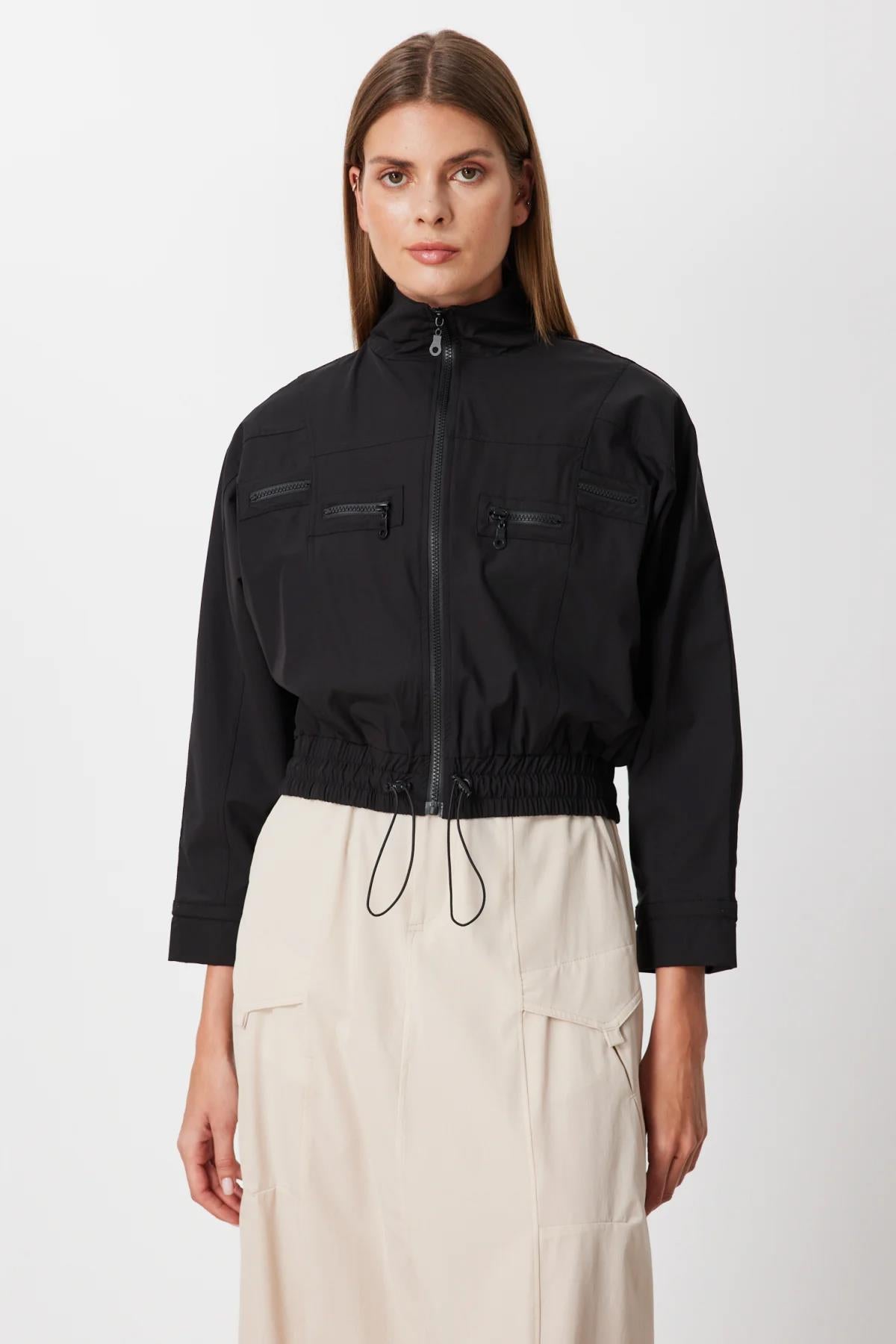 Dik Yaka Paraşüt Kumaşlı Mont