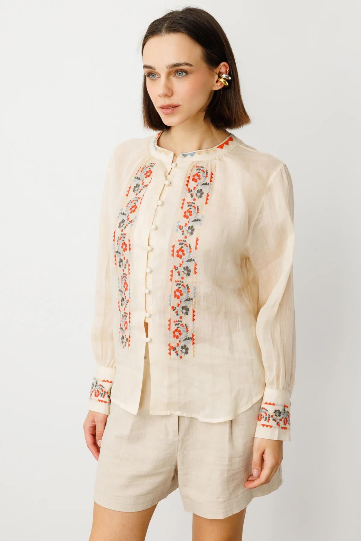 Önü Şerit Nakışlı Keten Bluz