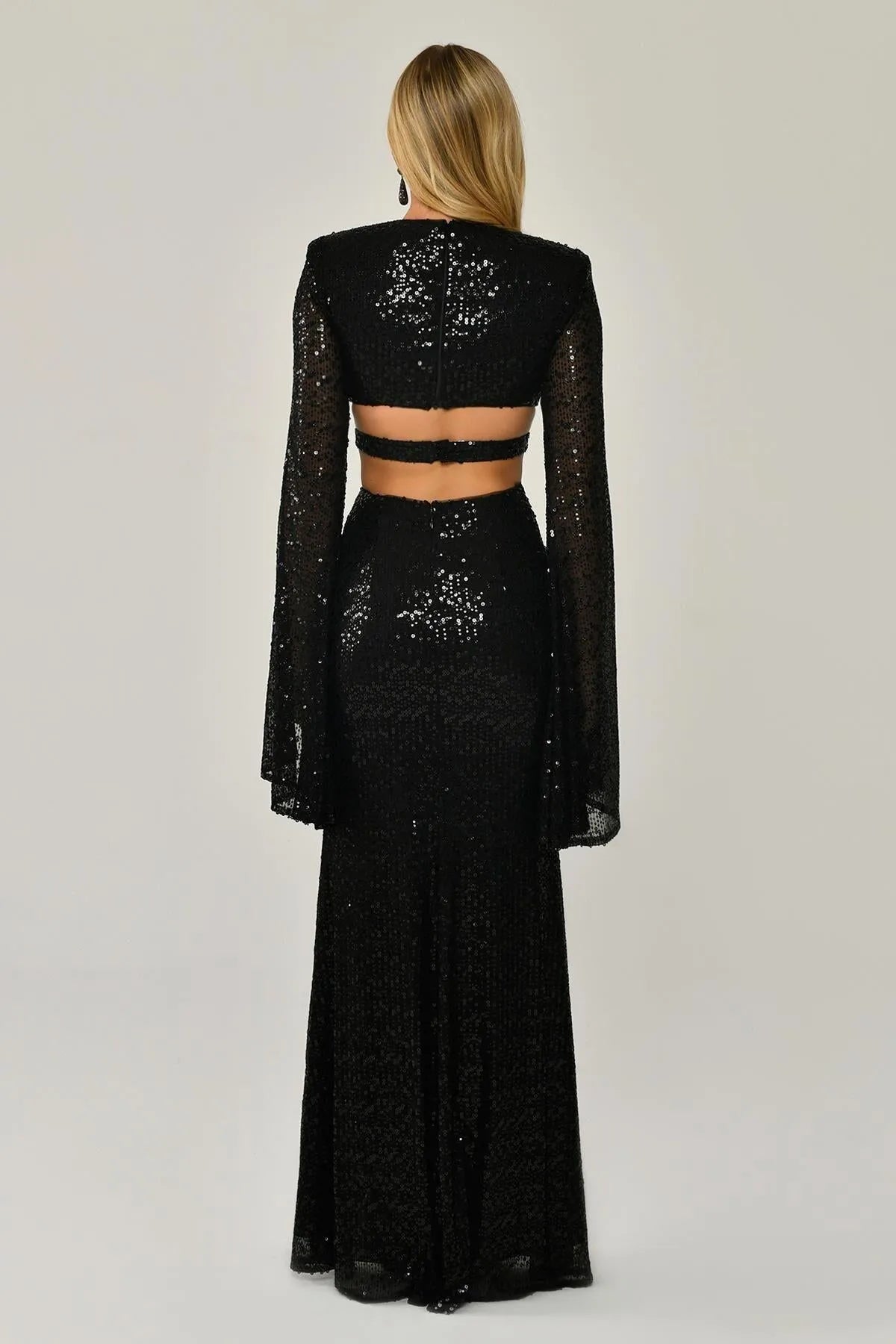 فستان سهرة طويل مزين بالترتر ورقبة على شكل حرف V مع نافذة