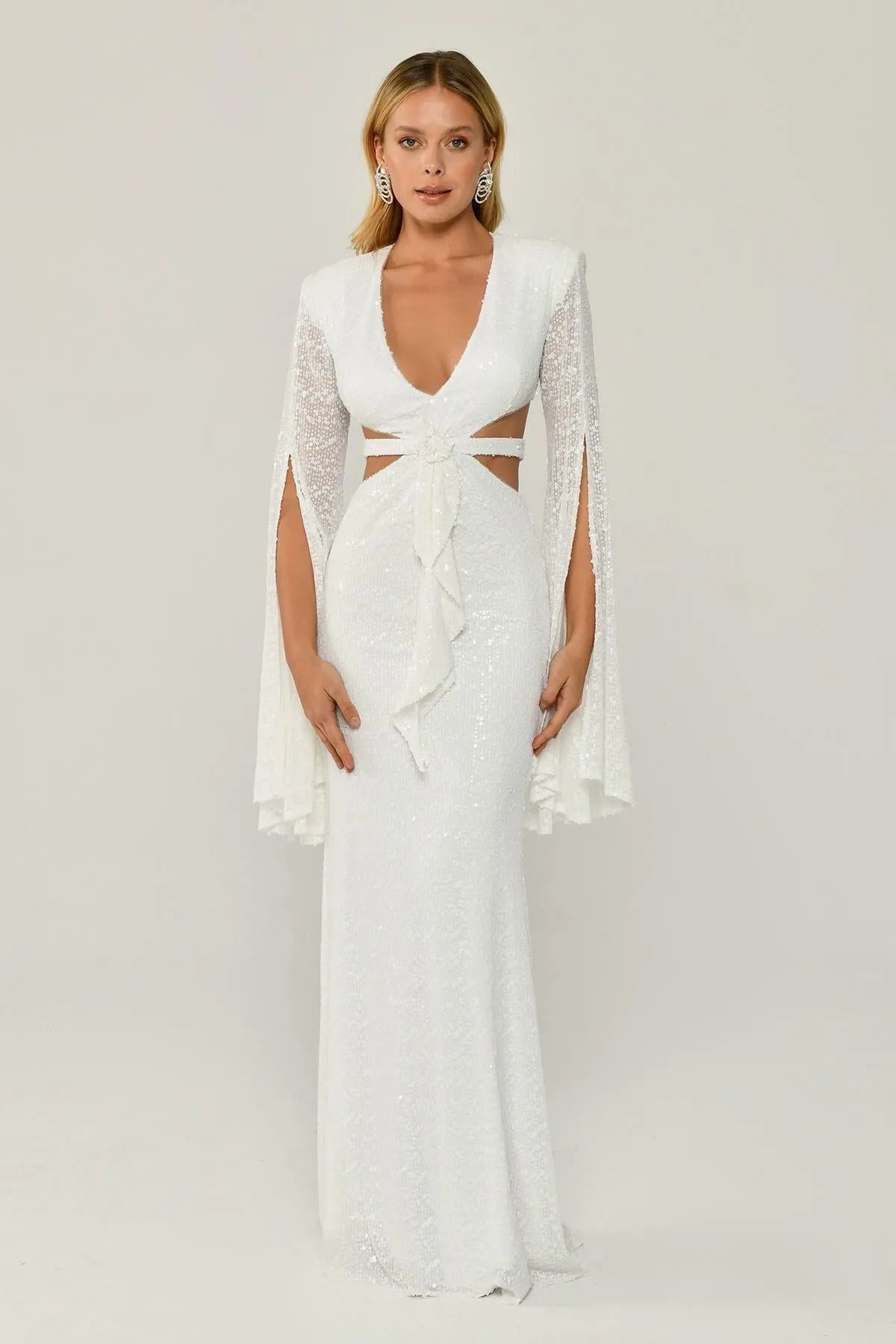 فستان سهرة طويل مزين بالترتر ورقبة على شكل حرف V مع نافذة