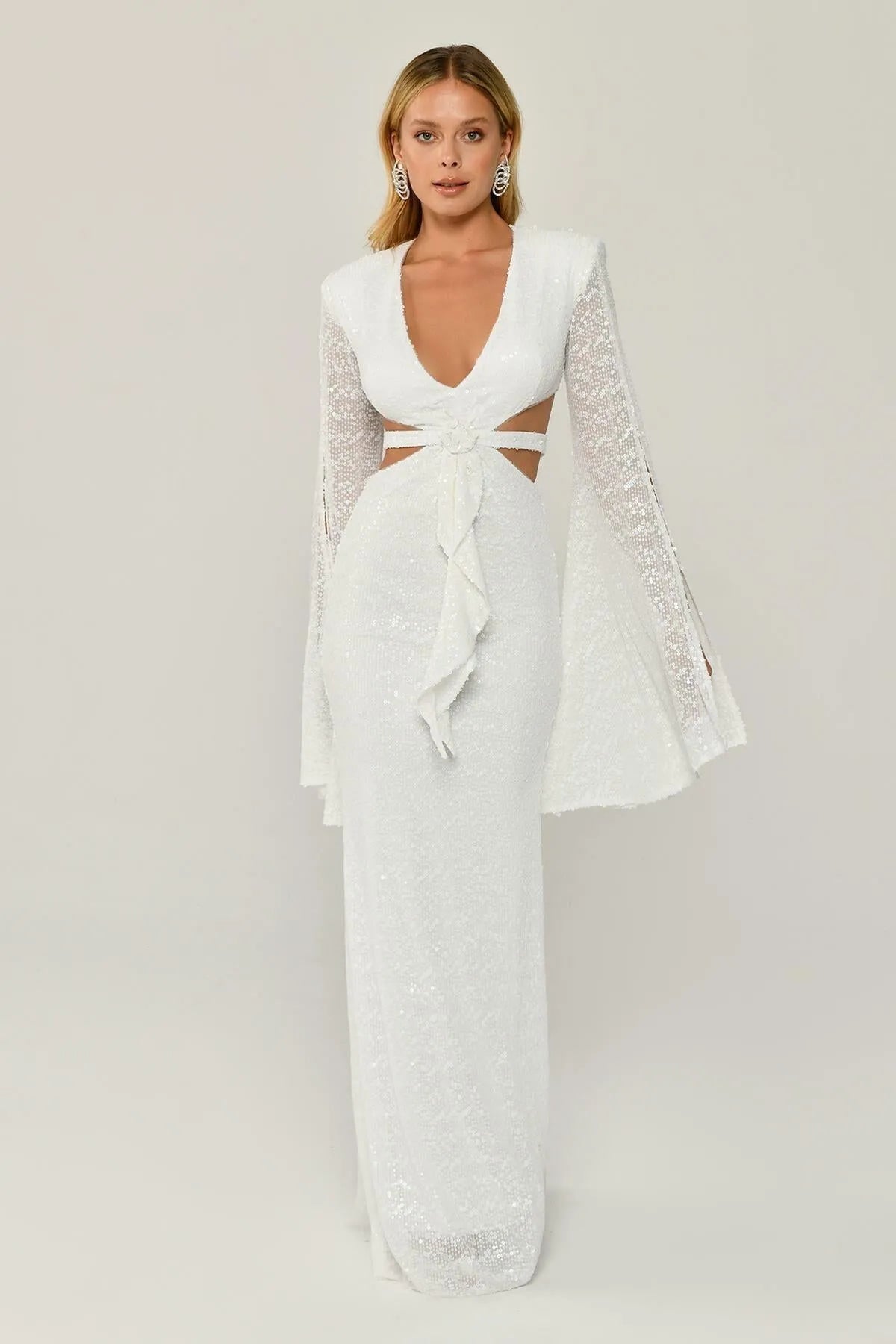 فستان سهرة طويل مزين بالترتر ورقبة على شكل حرف V مع نافذة