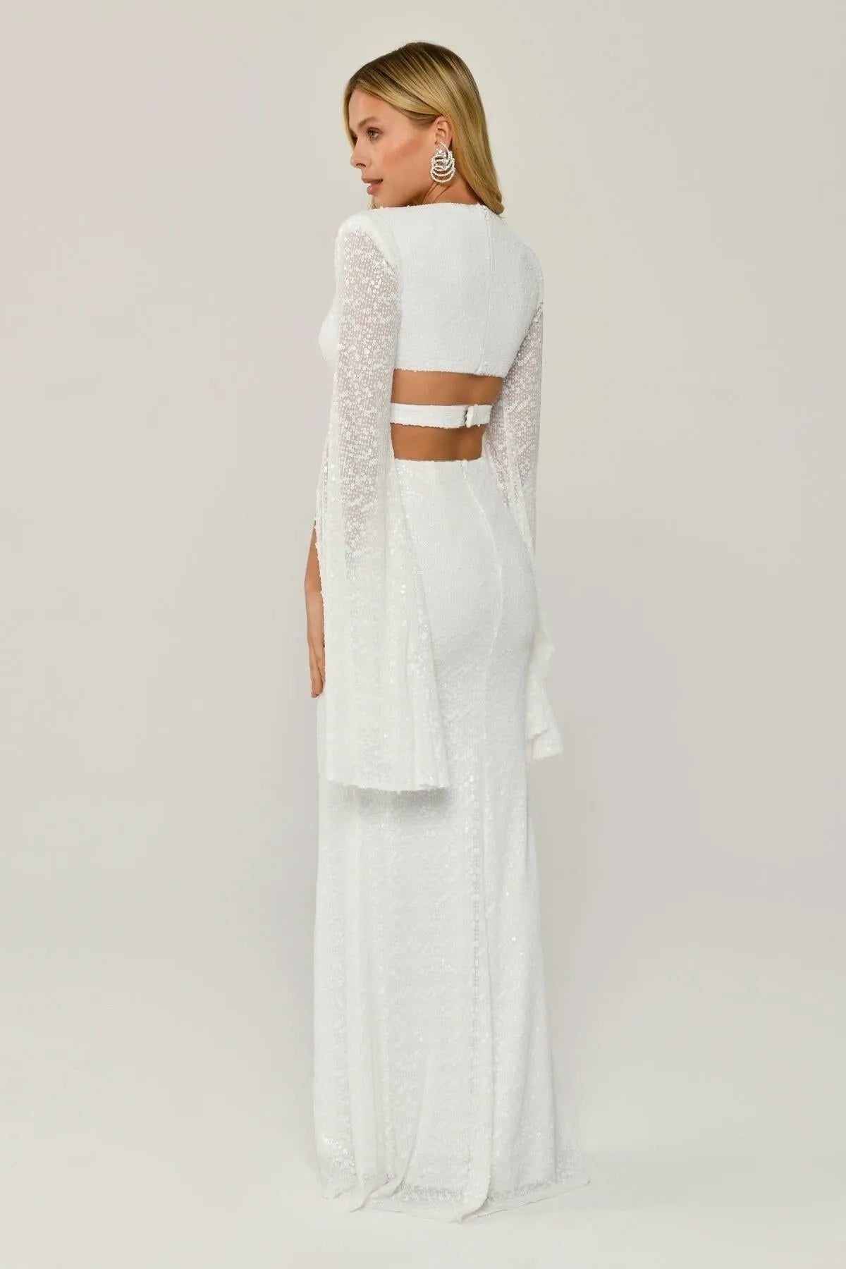 فستان سهرة طويل مزين بالترتر ورقبة على شكل حرف V مع نافذة