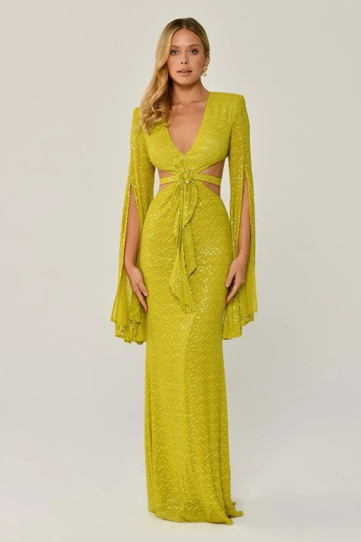 فستان سهرة طويل مزين بالترتر ورقبة على شكل حرف V مع نافذة