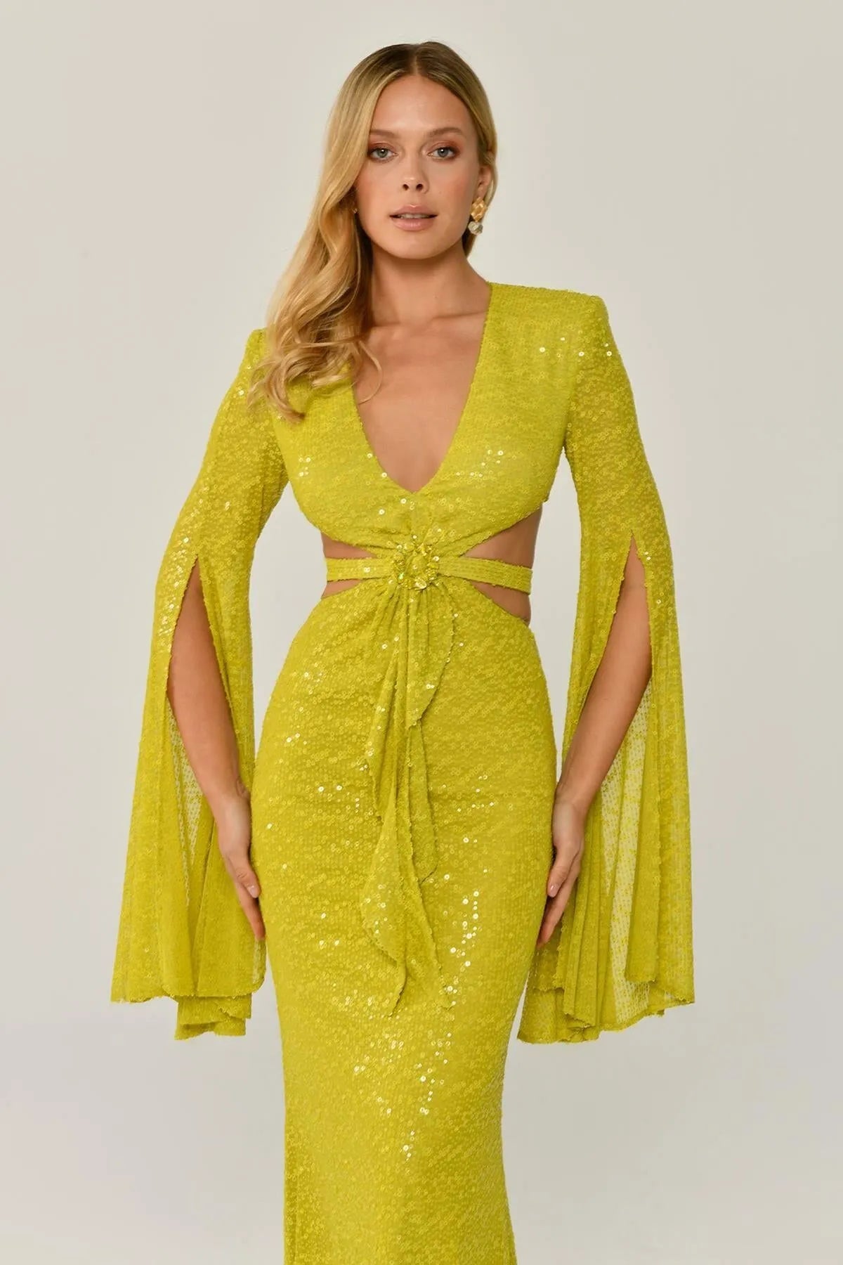 فستان سهرة طويل مزين بالترتر ورقبة على شكل حرف V مع نافذة