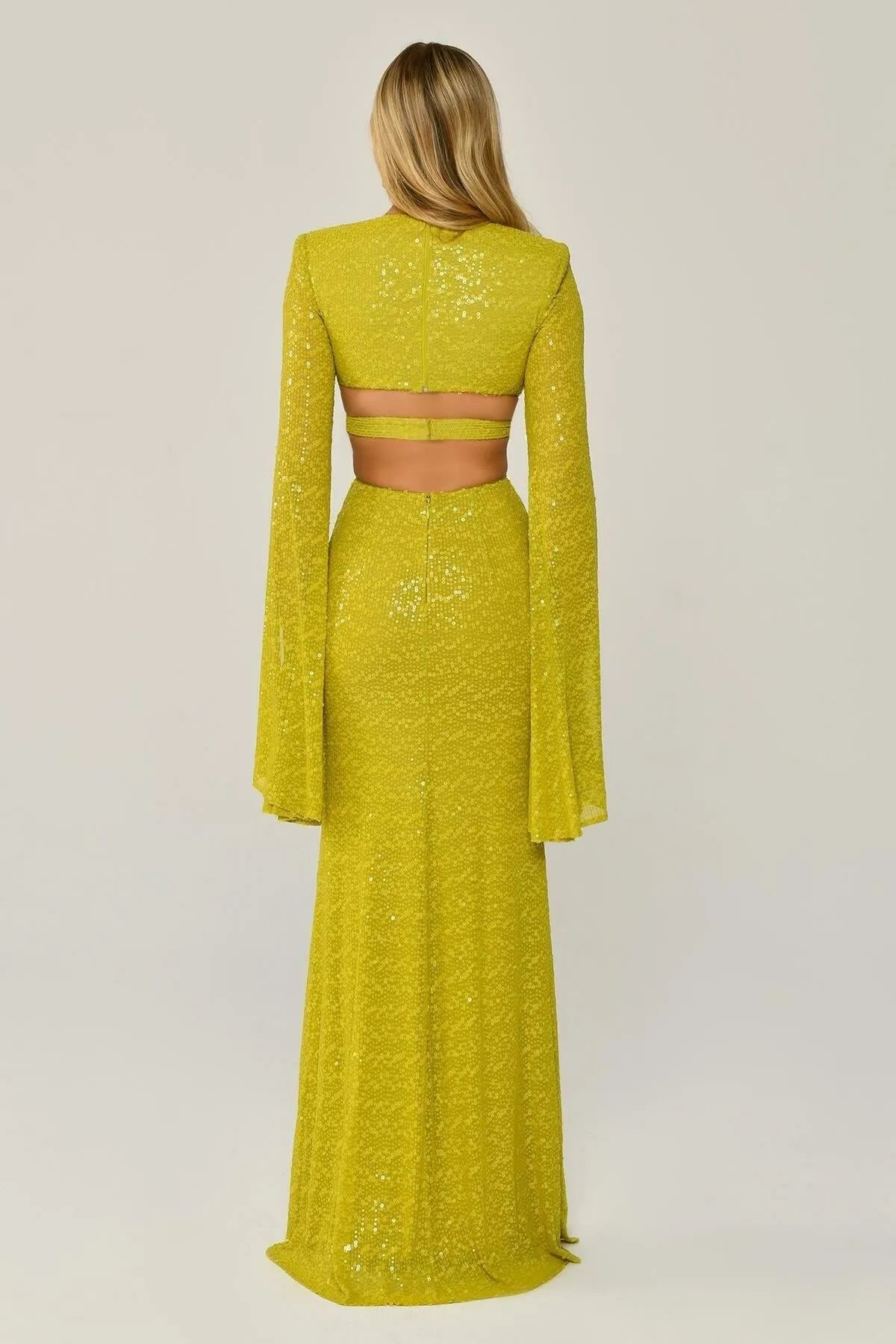 فستان سهرة طويل مزين بالترتر ورقبة على شكل حرف V مع نافذة