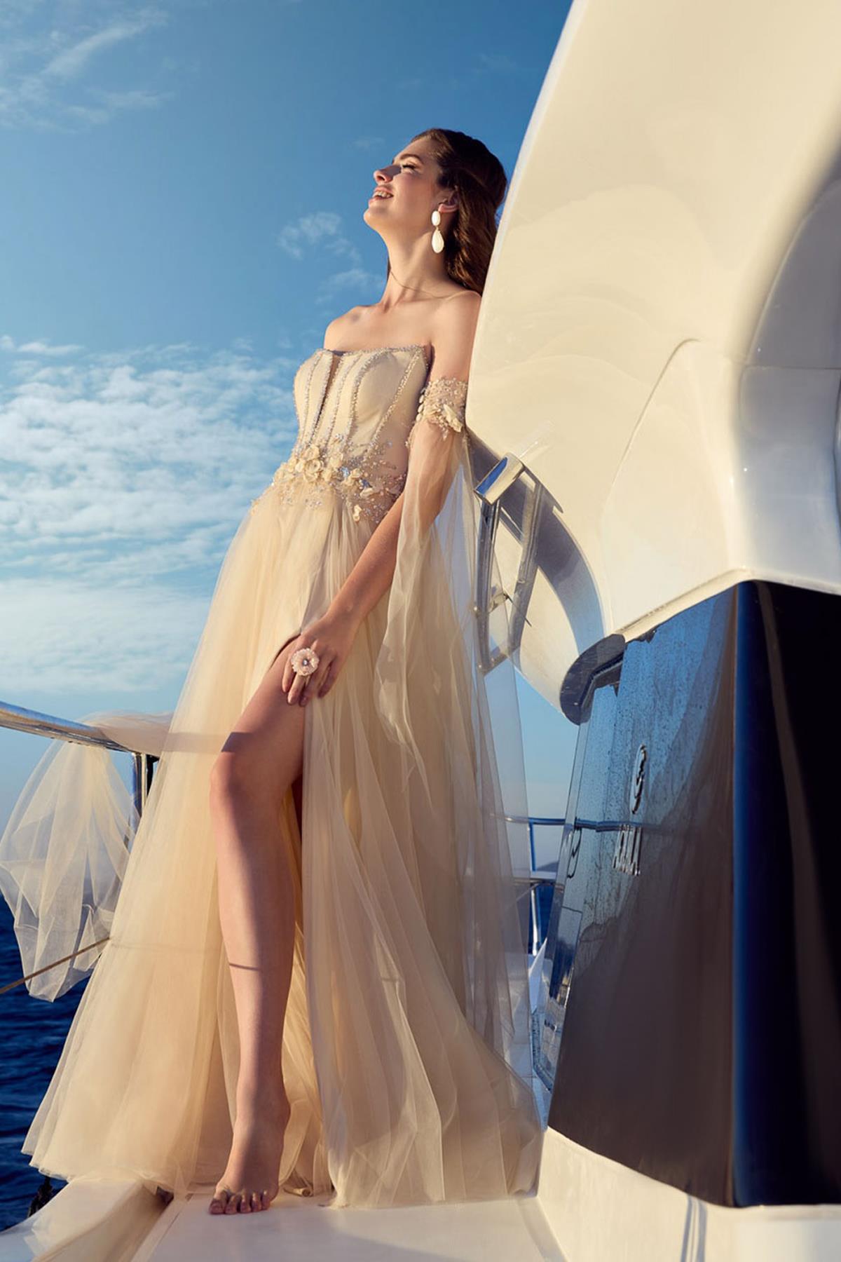 Straplez Kabartma Çiçek Detaylı Eldivenli Abiye Elbise