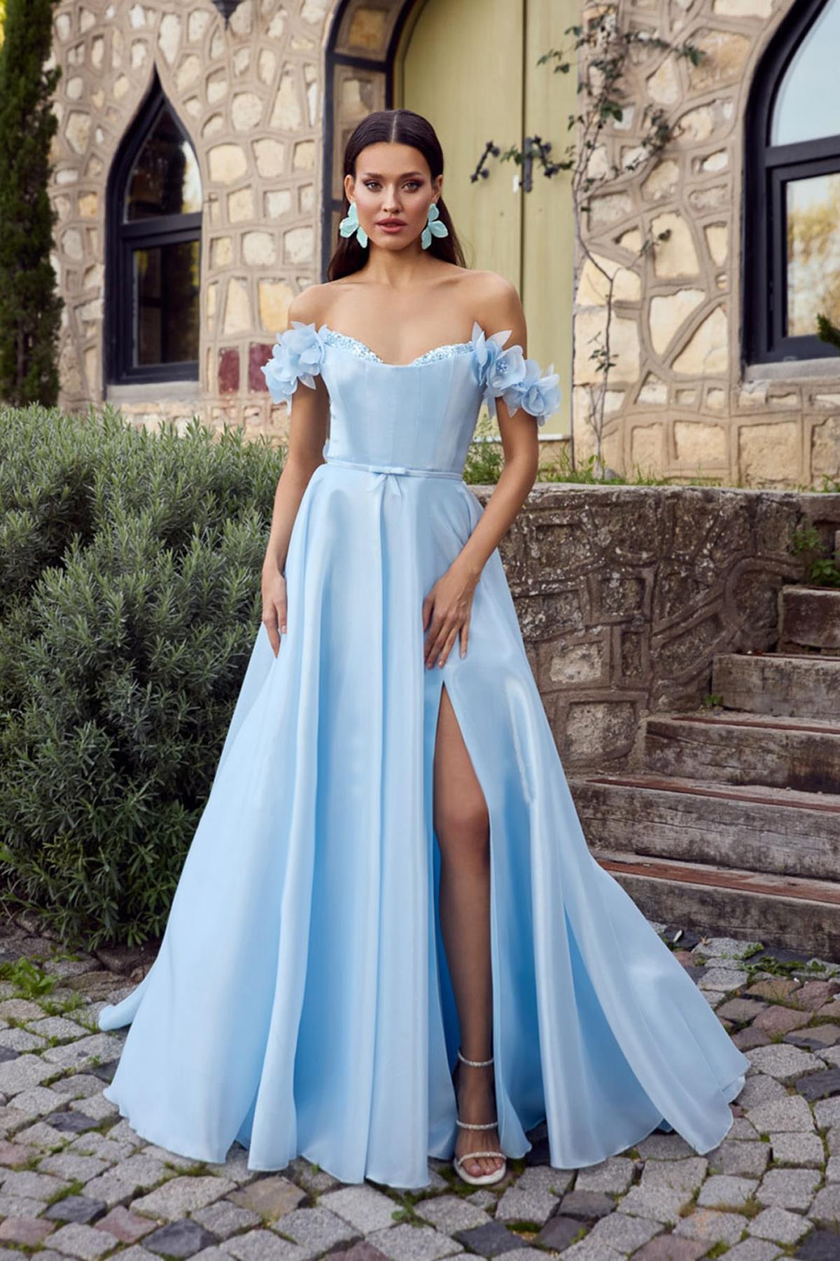 فستان سهرة طويل مكشوف الكتفين بتفاصيل زهرية وفتحة جانبية