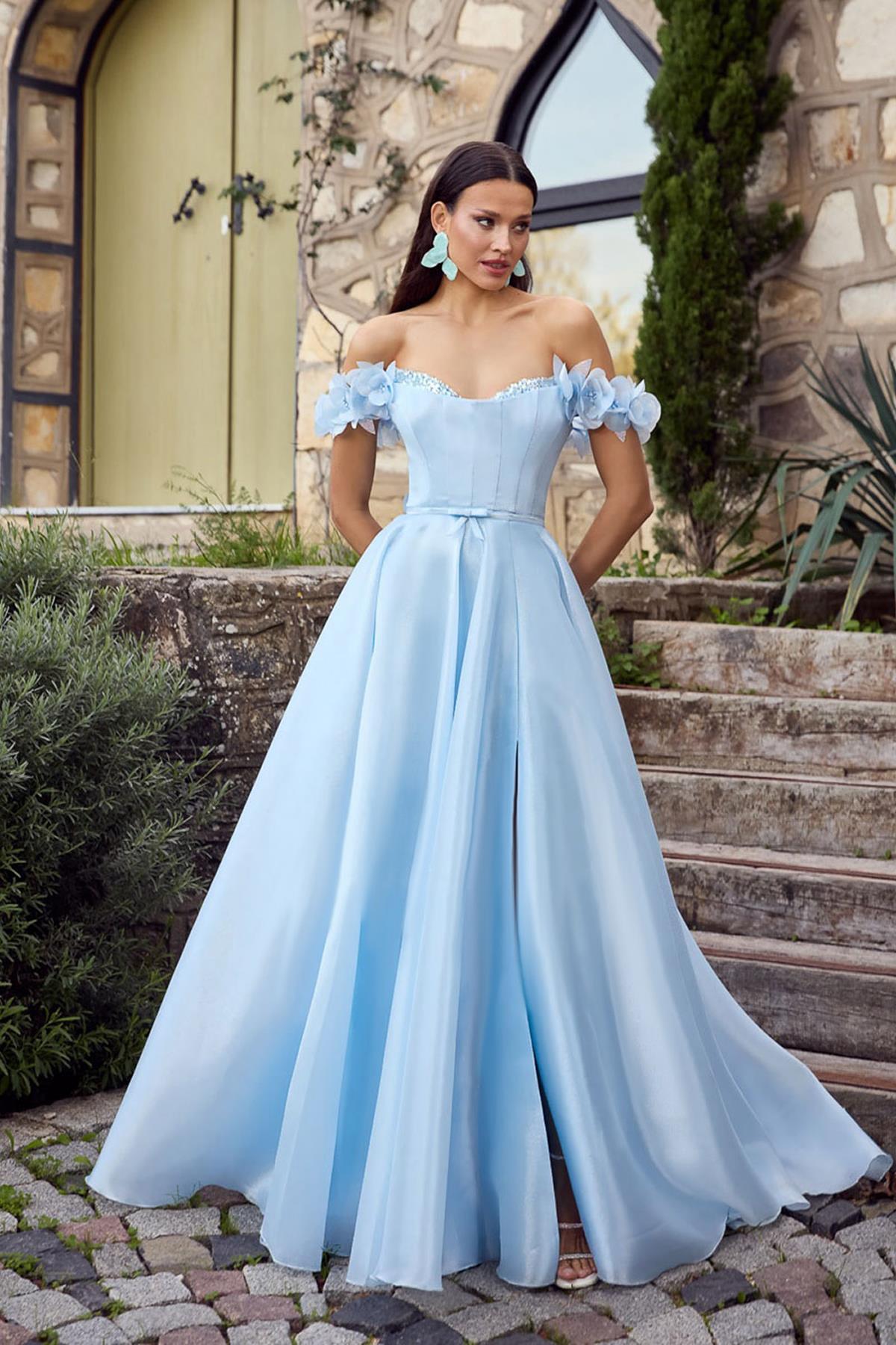 Çiçek Detaylı Düşük Omuz Yırtmaçlı Uzun Abiye Elbise