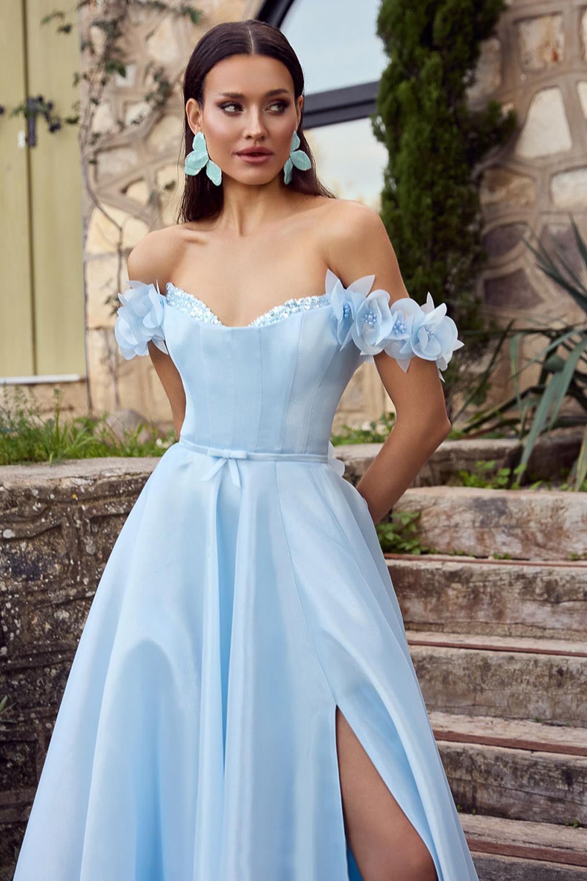 فستان سهرة طويل مكشوف الكتفين بتفاصيل زهرية وفتحة جانبية