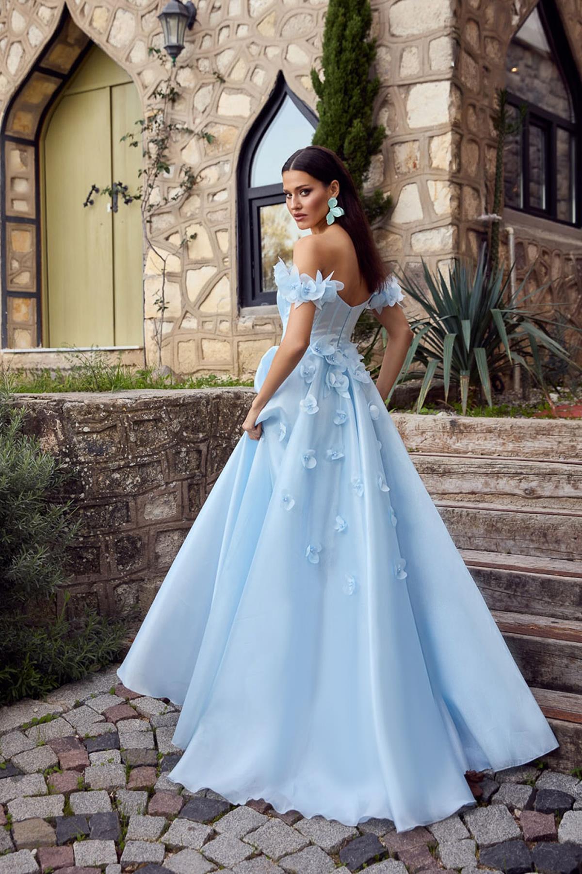 فستان سهرة طويل مكشوف الكتفين بتفاصيل زهرية وفتحة جانبية