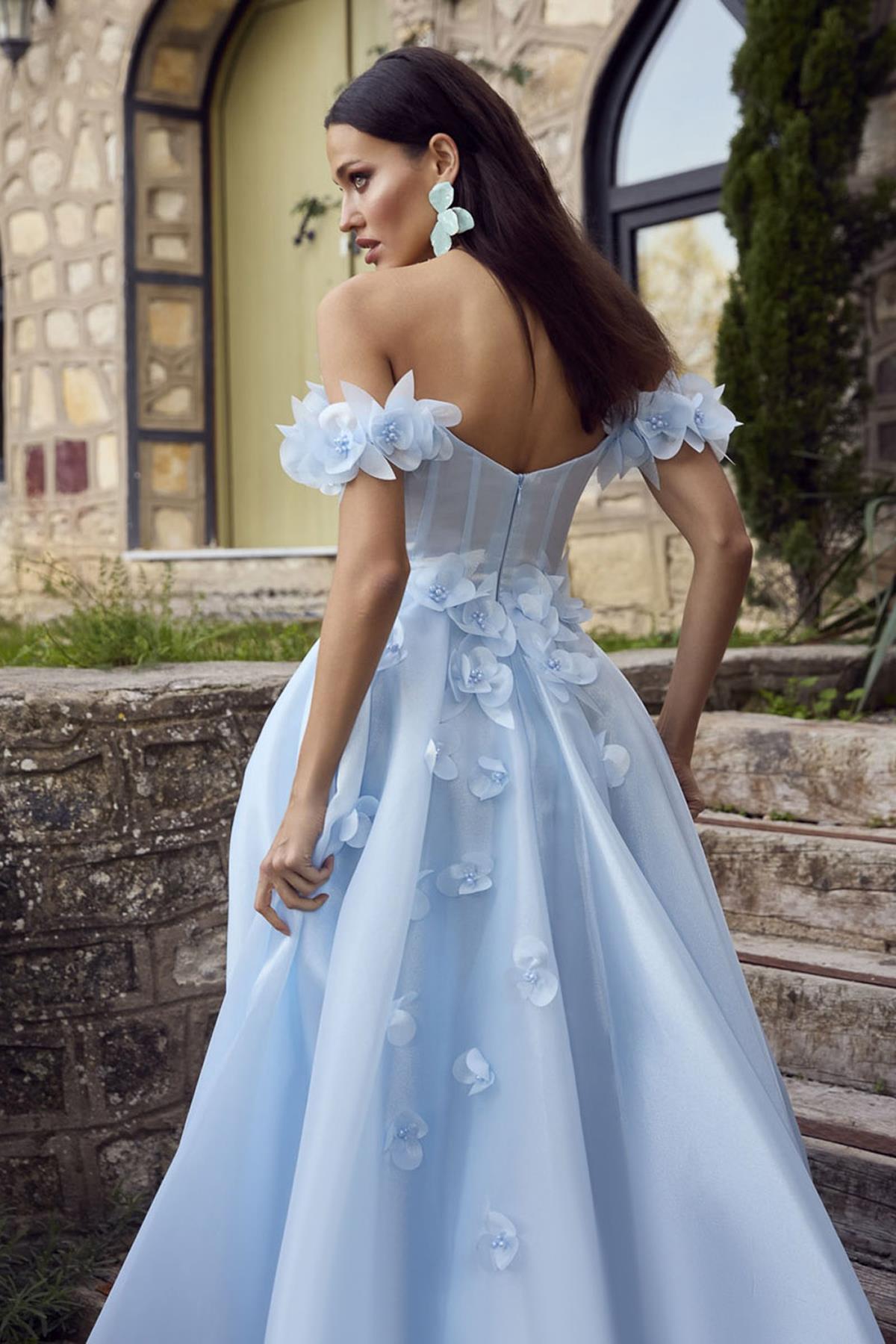 فستان سهرة طويل مكشوف الكتفين بتفاصيل زهرية وفتحة جانبية