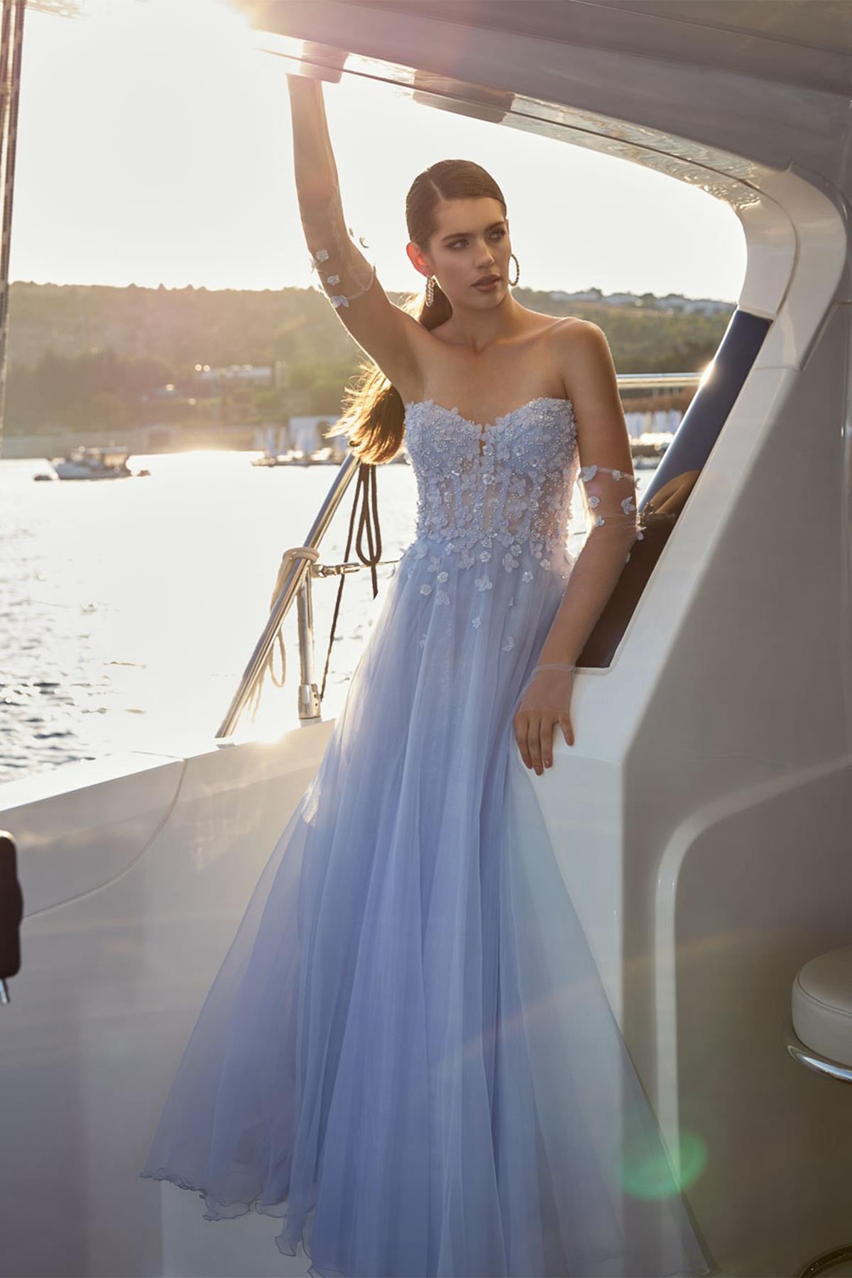 فستان سهرة طويل مطرز بالخرز على شكل زهور ثلاثية الأبعاد