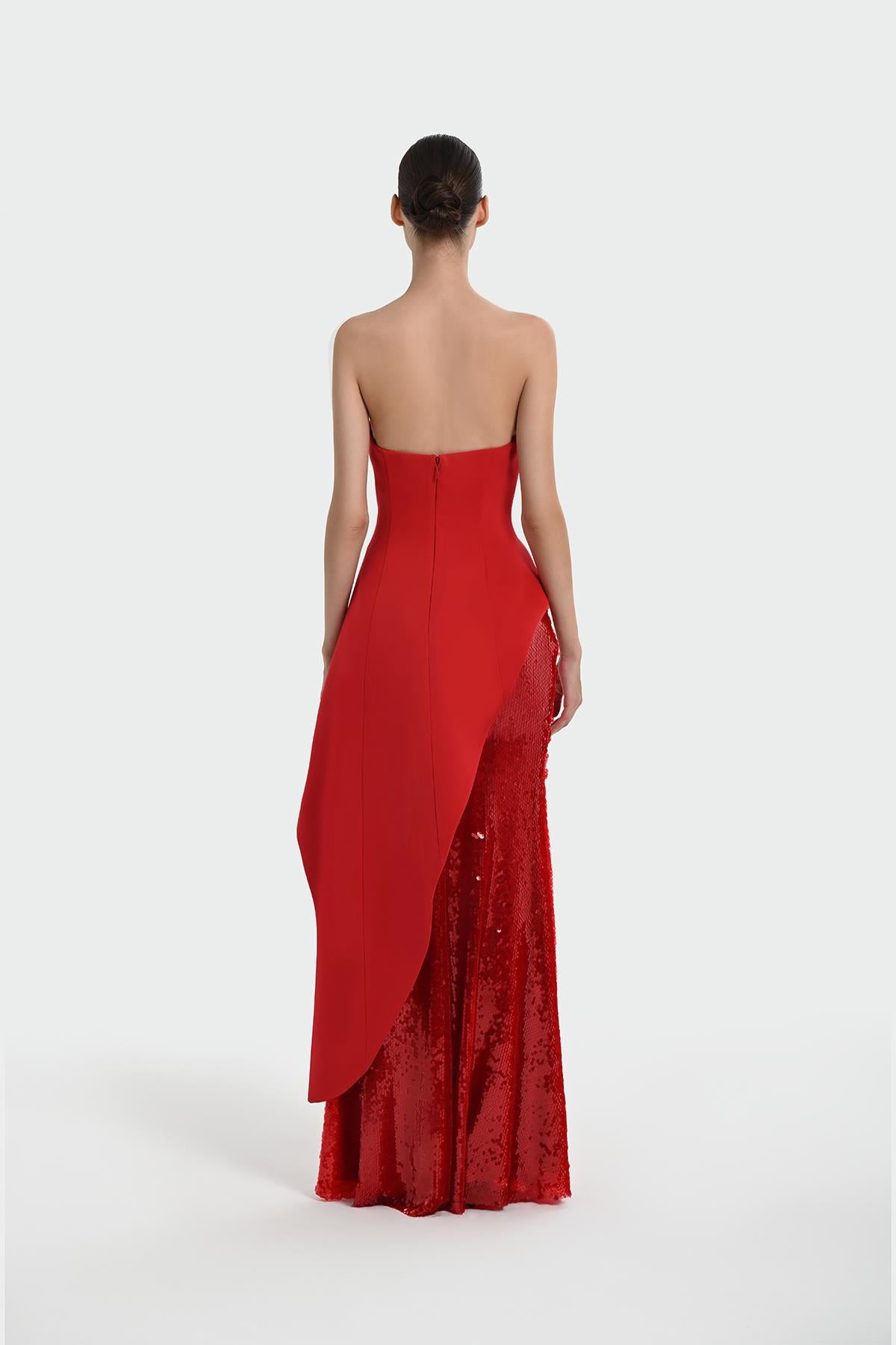 فستان سهرة من الكريب بدون حمالات ومزين بالترتر