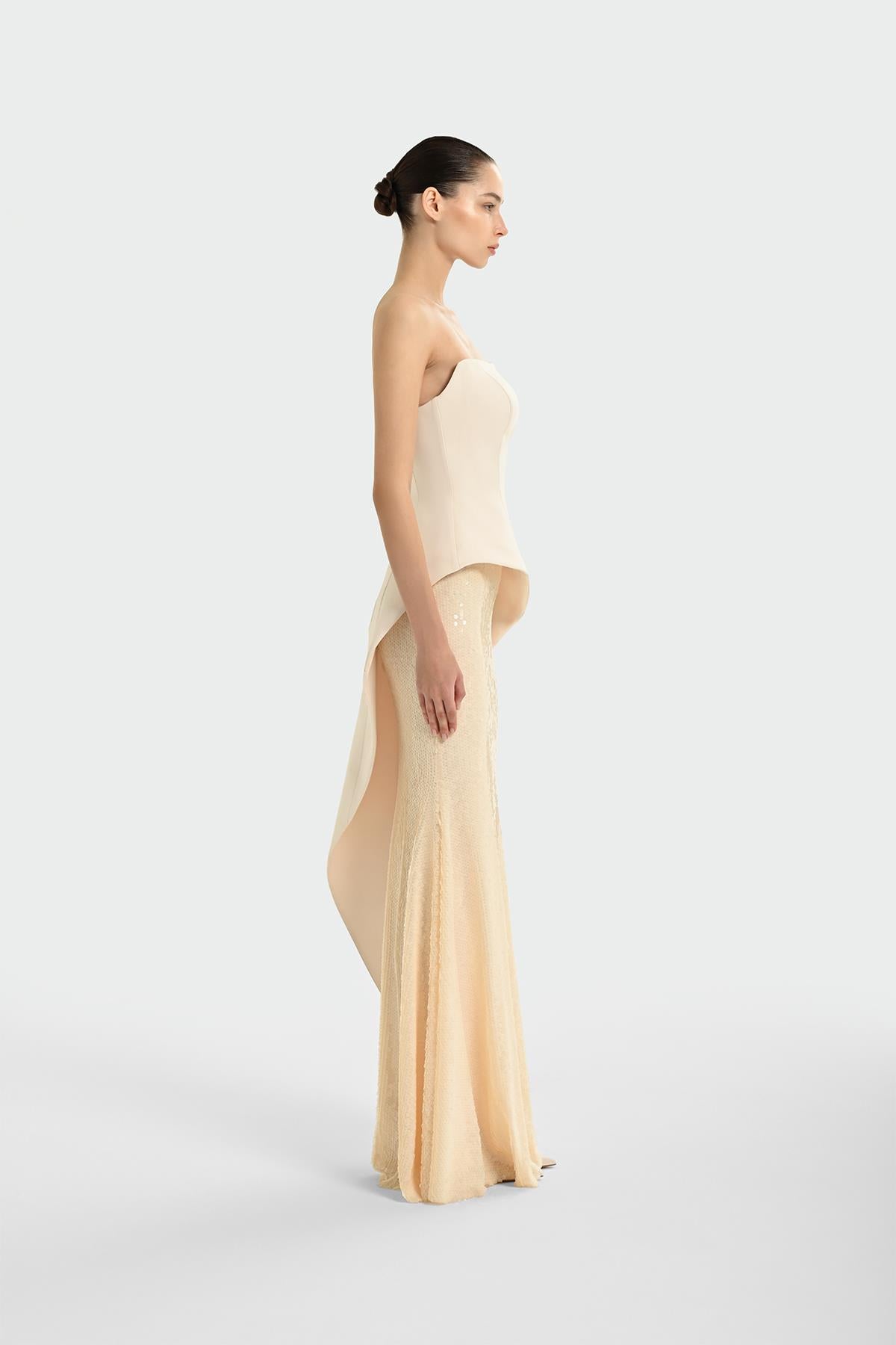 فستان سهرة من الكريب بدون حمالات ومزين بالترتر