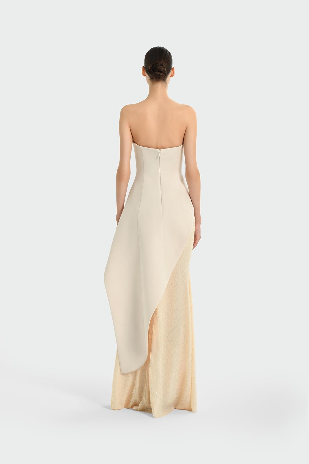 فستان سهرة من الكريب بدون حمالات ومزين بالترتر