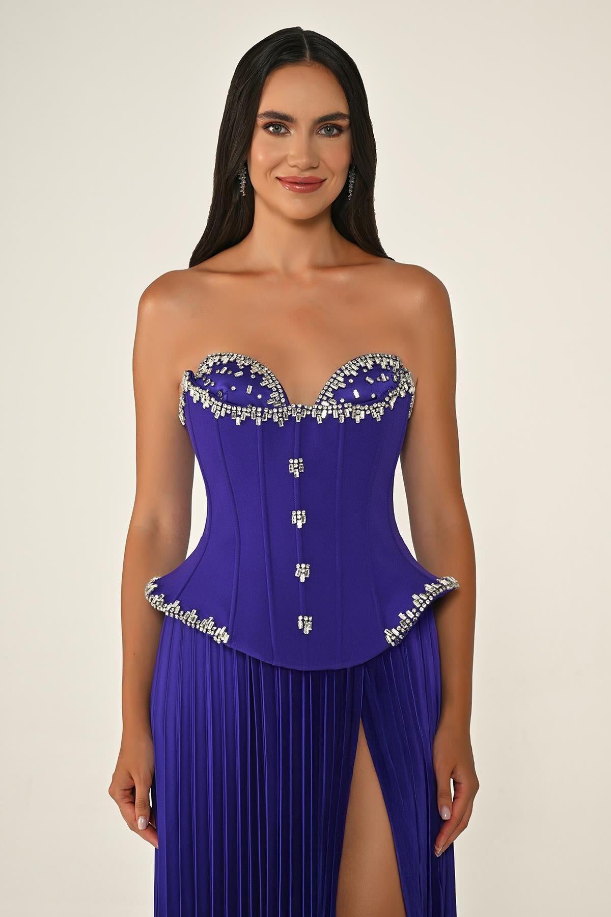 فستان سهرة طويل من الساتان مع تنورة من الكريب وجزء علوي من الأحجار بدون حمالات