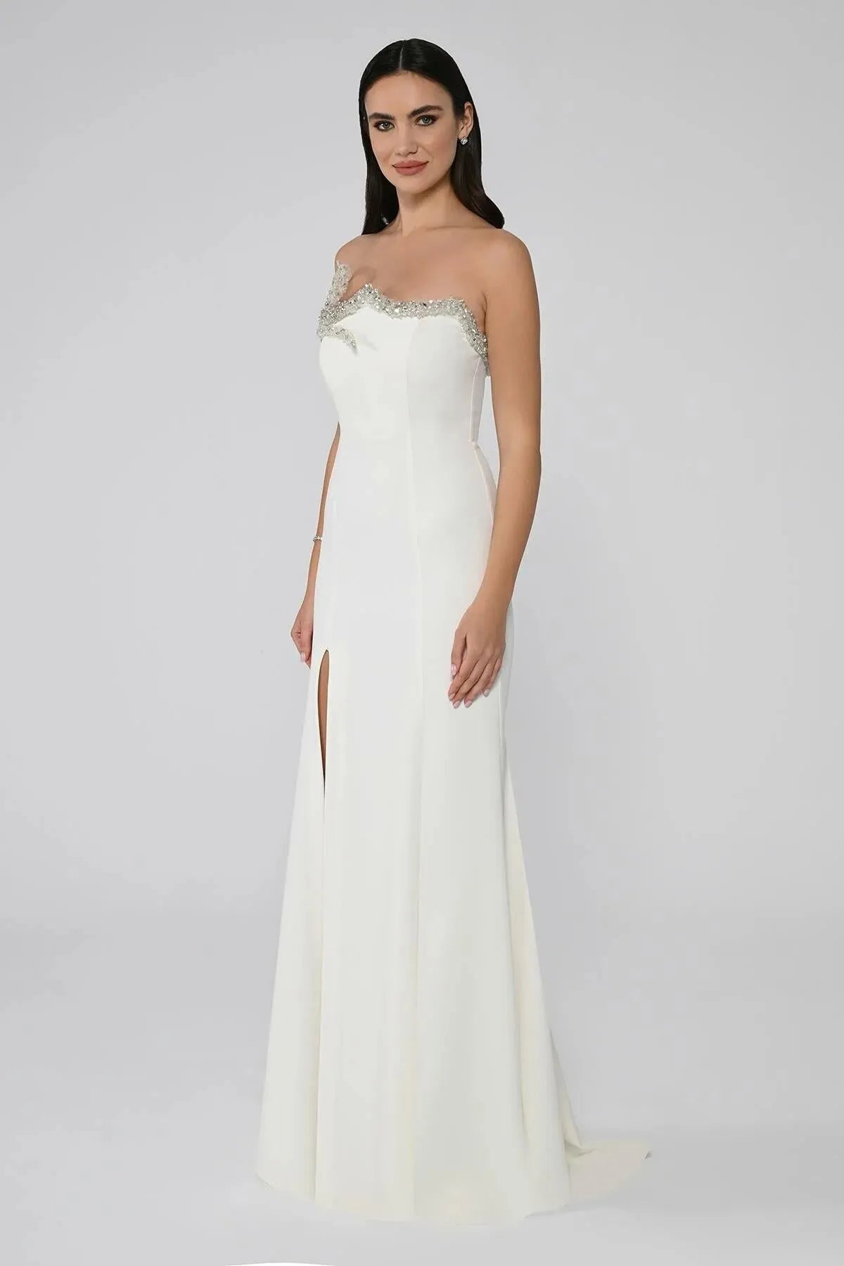 Straplez Yakası Taşlı Asimetrik Kesim Önden Yırtmaçlı Uzun Elbise