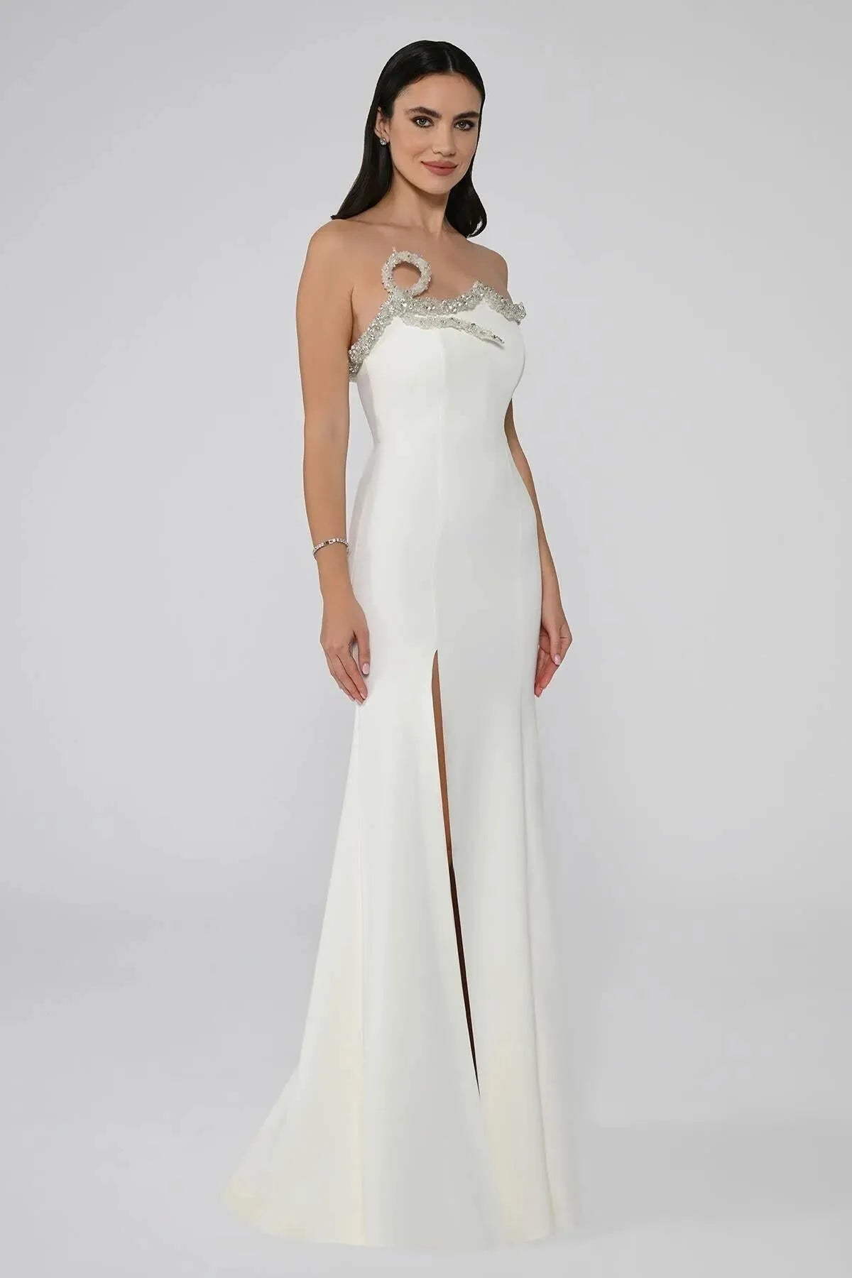 Straplez Yakası Taşlı Asimetrik Kesim Önden Yırtmaçlı Uzun Elbise