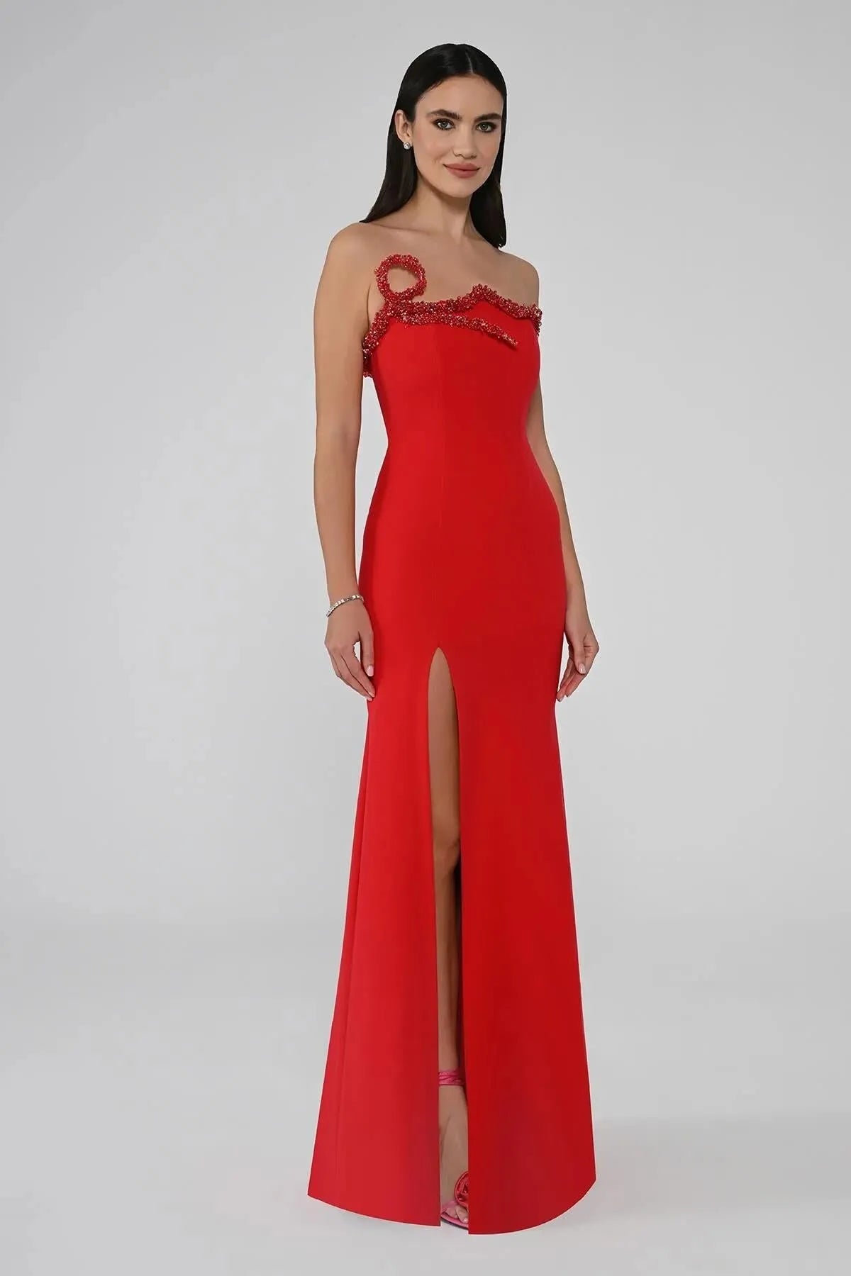 Straplez Yakası Taşlı Asimetrik Kesim Önden Yırtmaçlı Uzun Elbise