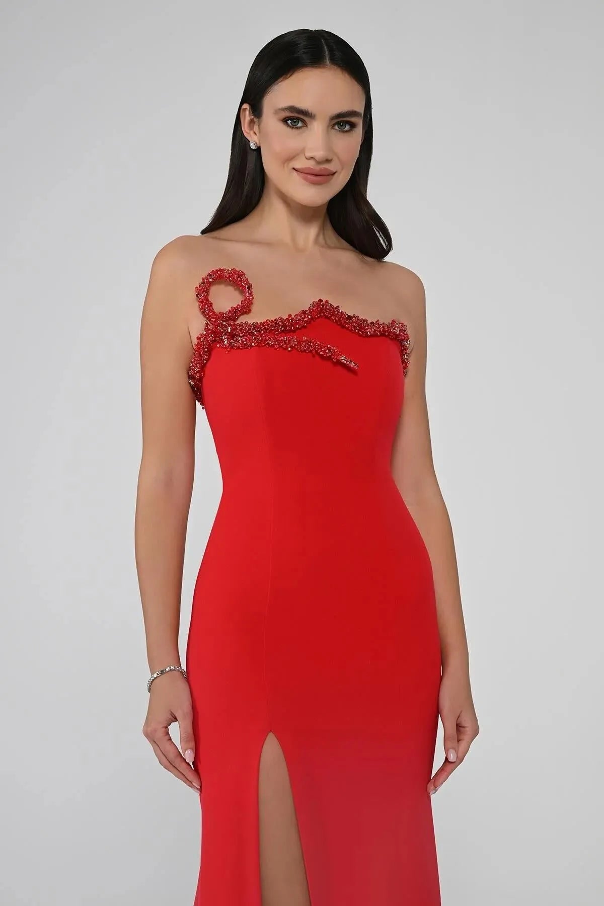 Straplez Yakası Taşlı Asimetrik Kesim Önden Yırtmaçlı Uzun Elbise