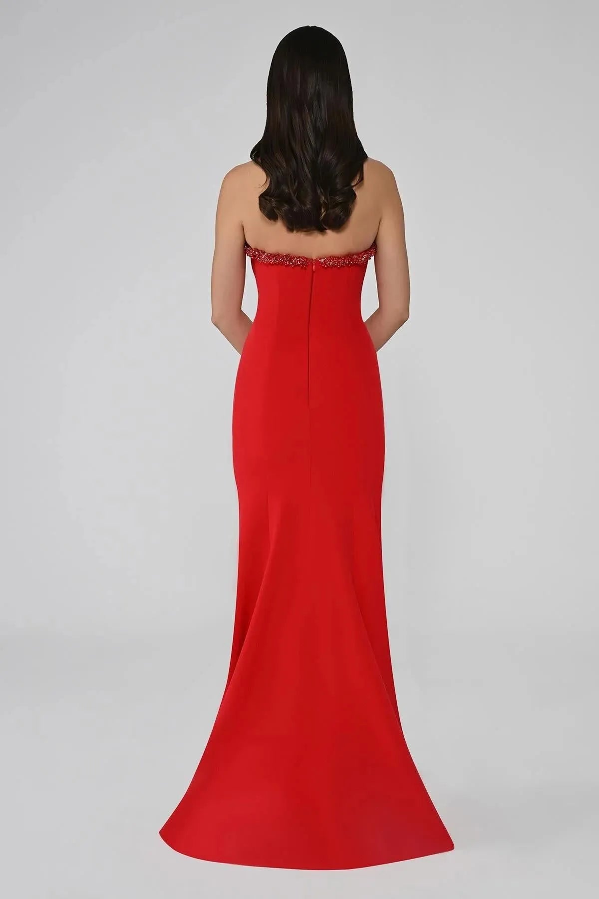 Straplez Yakası Taşlı Asimetrik Kesim Önden Yırtmaçlı Uzun Elbise