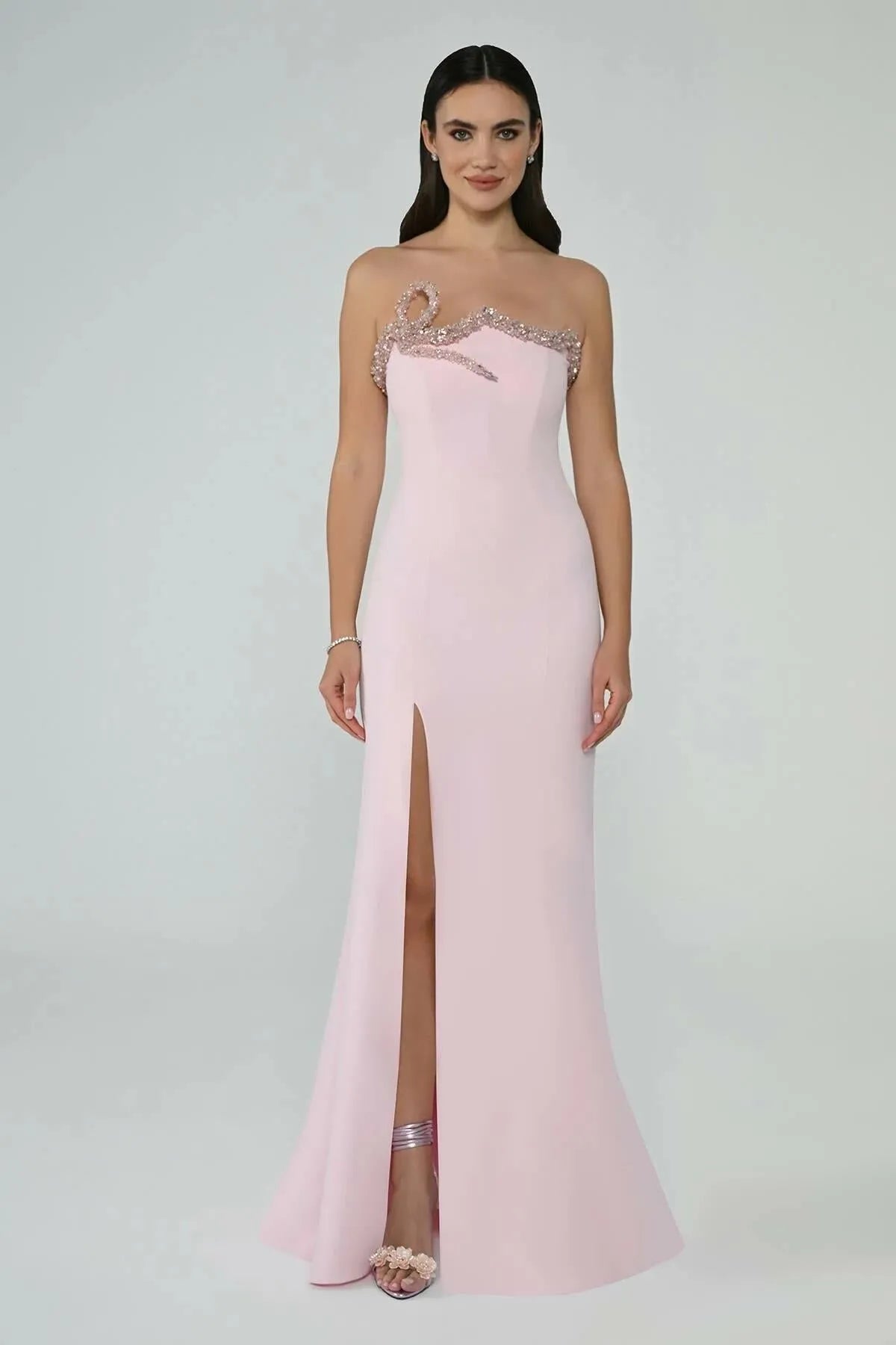 Straplez Yakası Taşlı Asimetrik Kesim Önden Yırtmaçlı Uzun Elbise