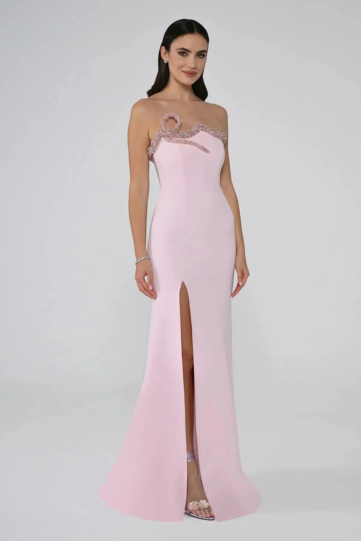 Straplez Yakası Taşlı Asimetrik Kesim Önden Yırtmaçlı Uzun Elbise