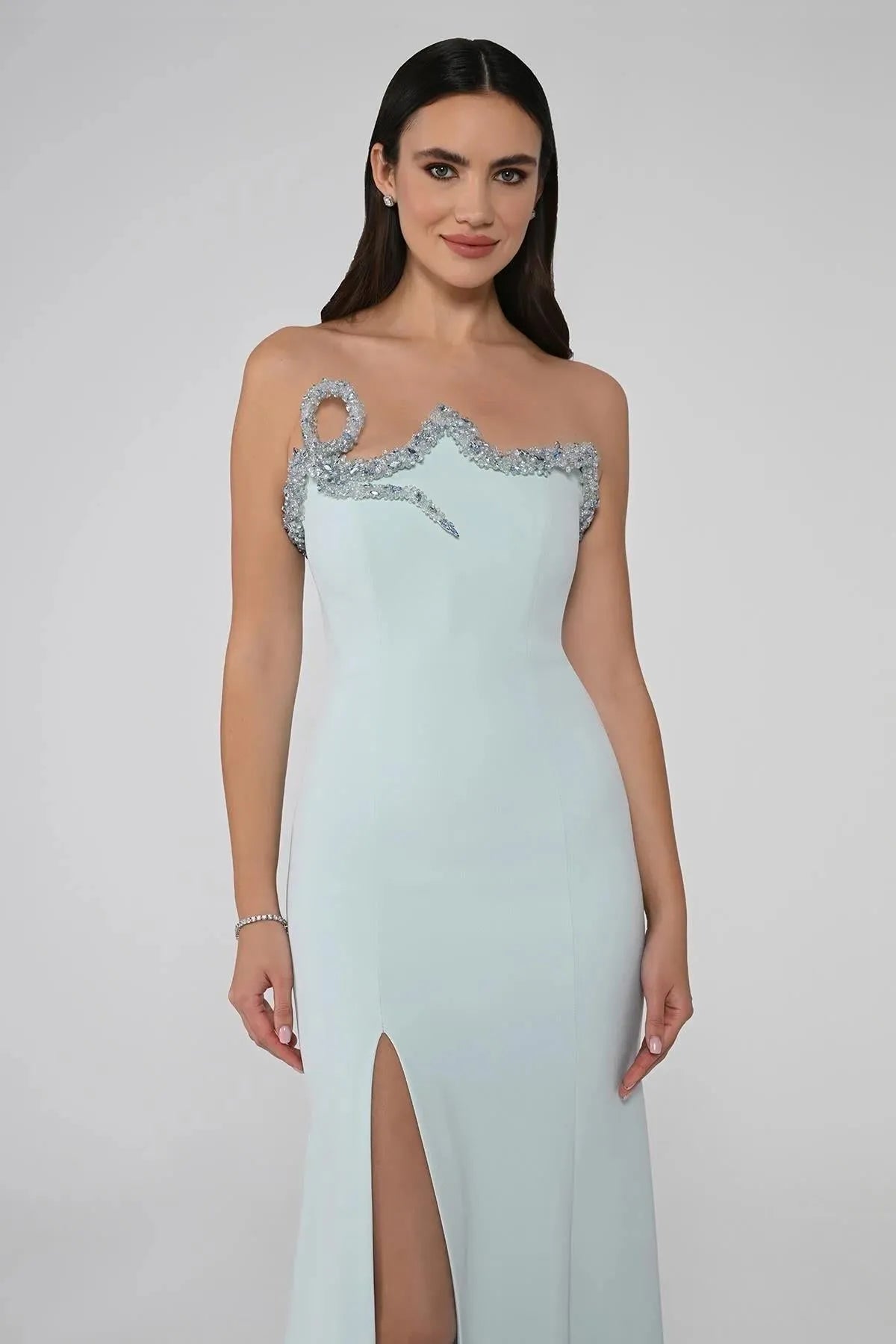 Straplez Yakası Taşlı Asimetrik Kesim Önden Yırtmaçlı Uzun Elbise