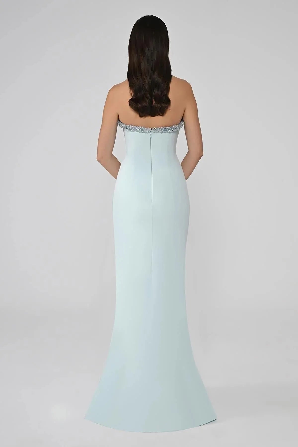 Straplez Yakası Taşlı Asimetrik Kesim Önden Yırtmaçlı Uzun Elbise