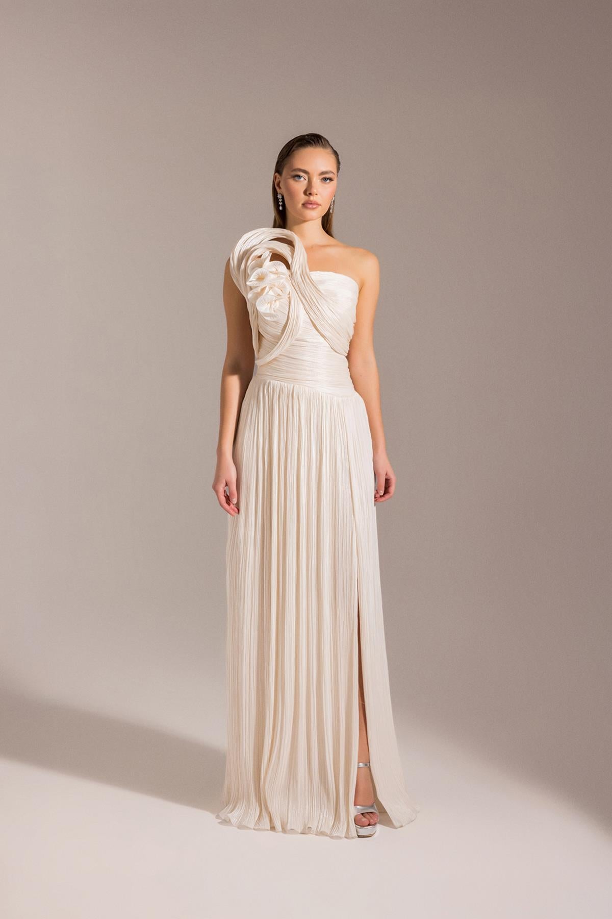 Tek Omuzu Çiçek Detaylı Straplez Bürümcük Kloş Abiye Elbise