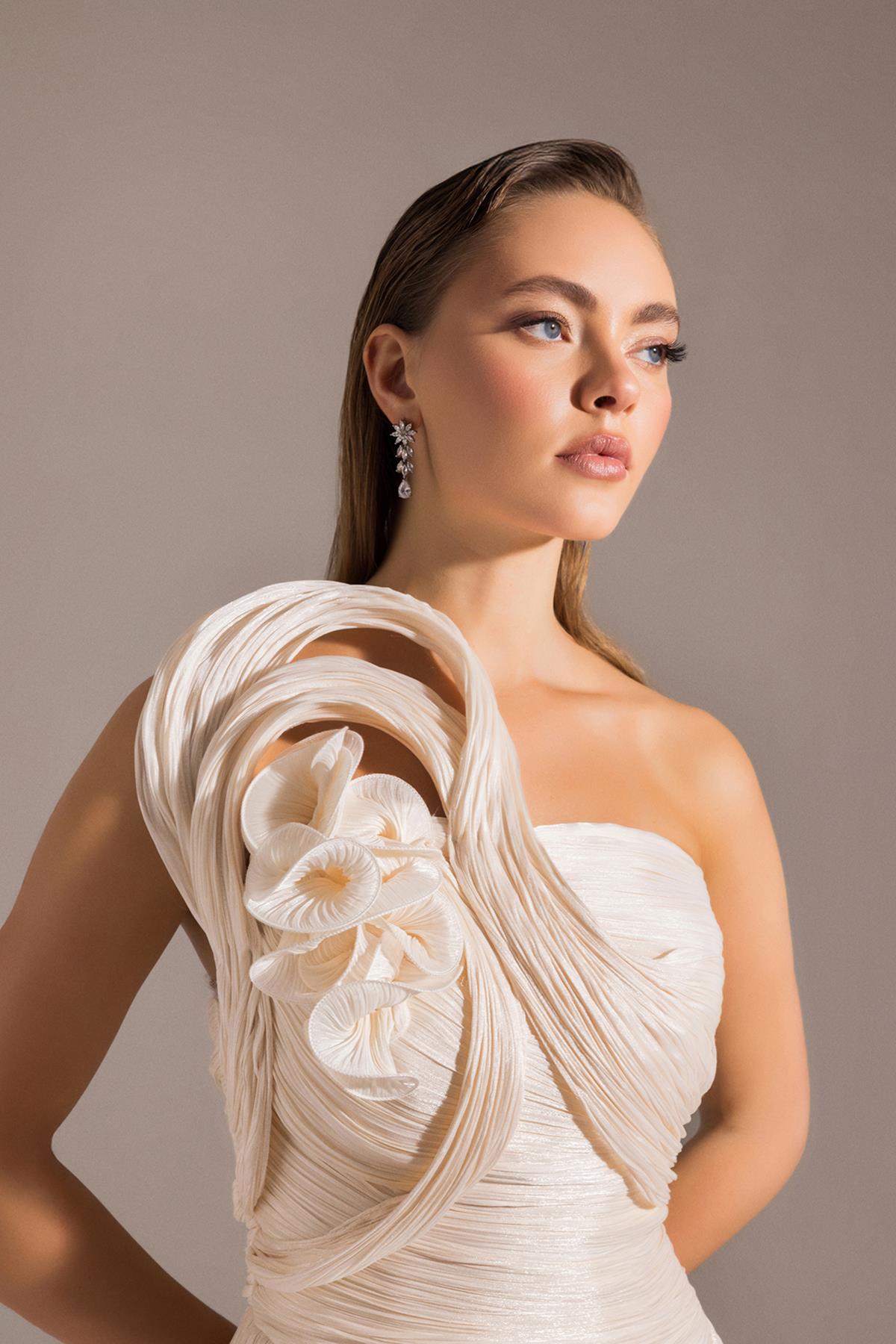 Tek Omuzu Çiçek Detaylı Straplez Bürümcük Kloş Abiye Elbise