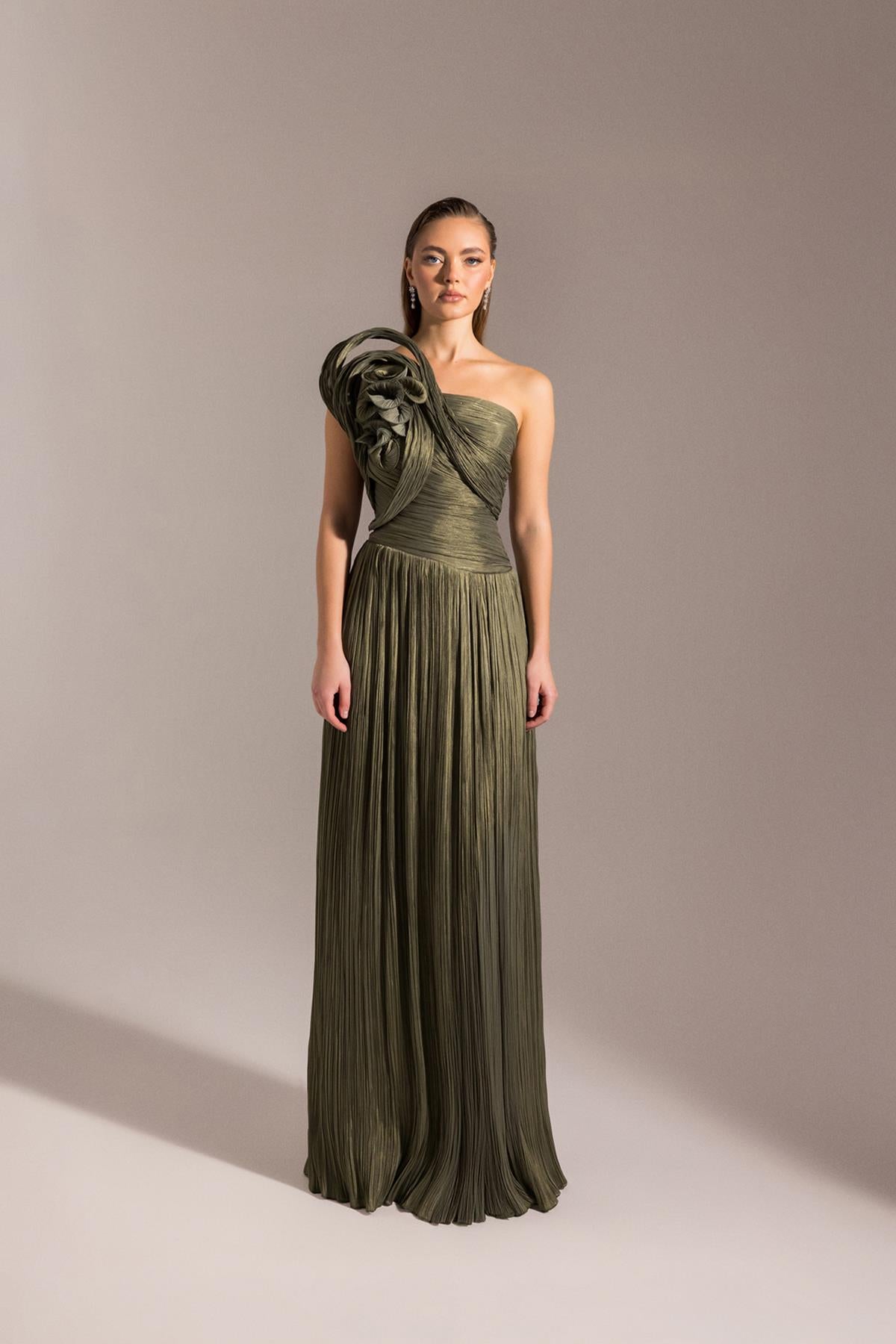 Tek Omuzu Çiçek Detaylı Straplez Bürümcük Kloş Abiye Elbise