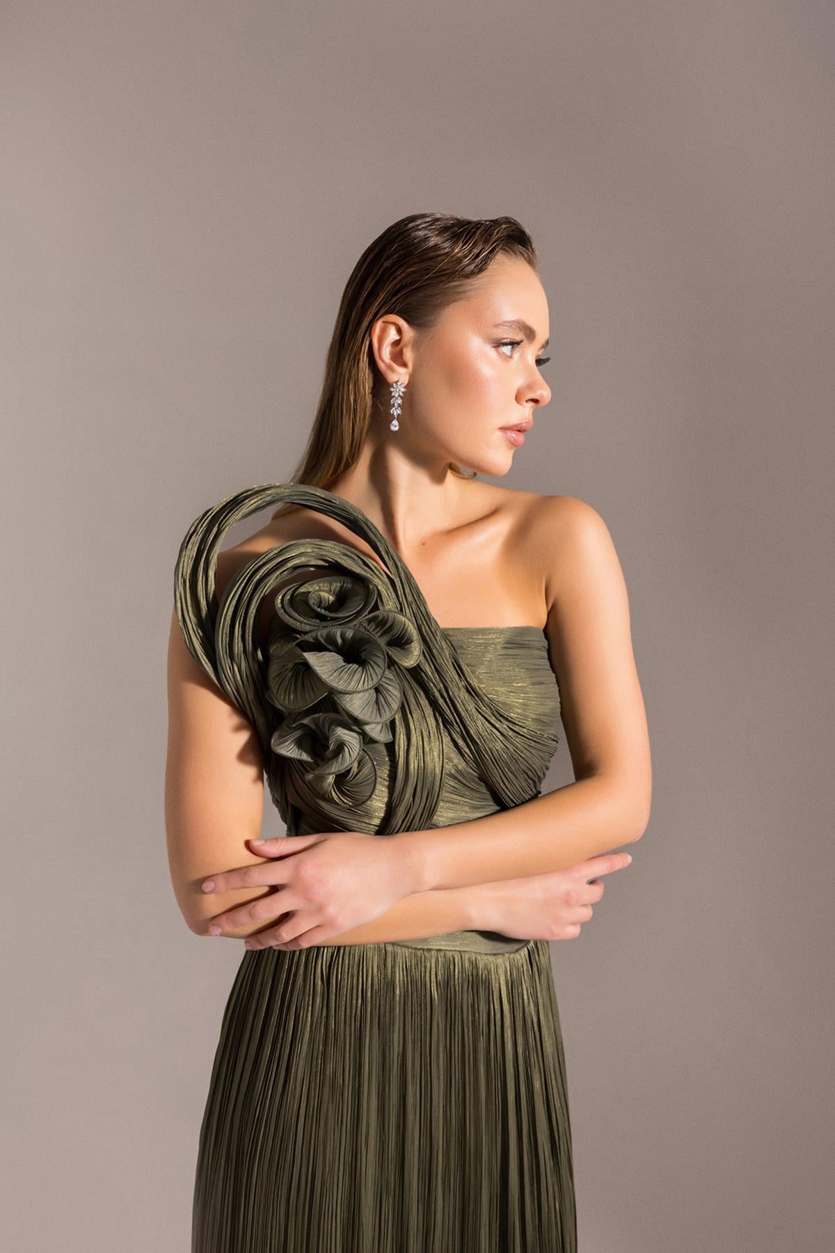 Tek Omuzu Çiçek Detaylı Straplez Bürümcük Kloş Abiye Elbise