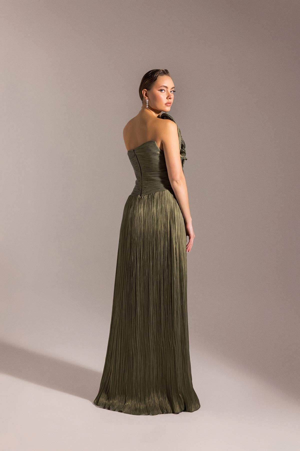 Tek Omuzu Çiçek Detaylı Straplez Bürümcük Kloş Abiye Elbise