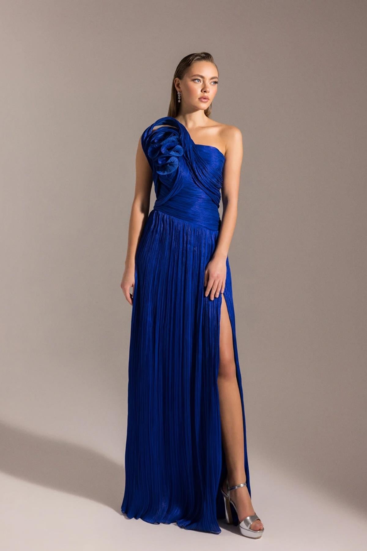 Tek Omuzu Çiçek Detaylı Straplez Bürümcük Kloş Abiye Elbise