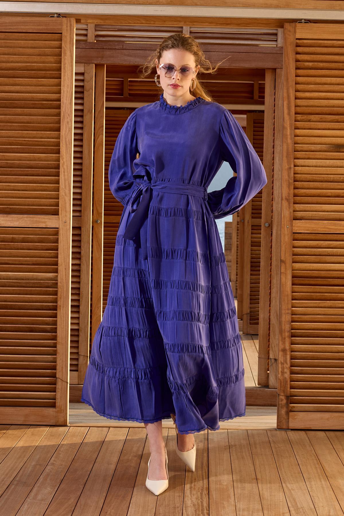 Yakası Dantelli Kuşaklı İpek Elbise - Eser Giyim