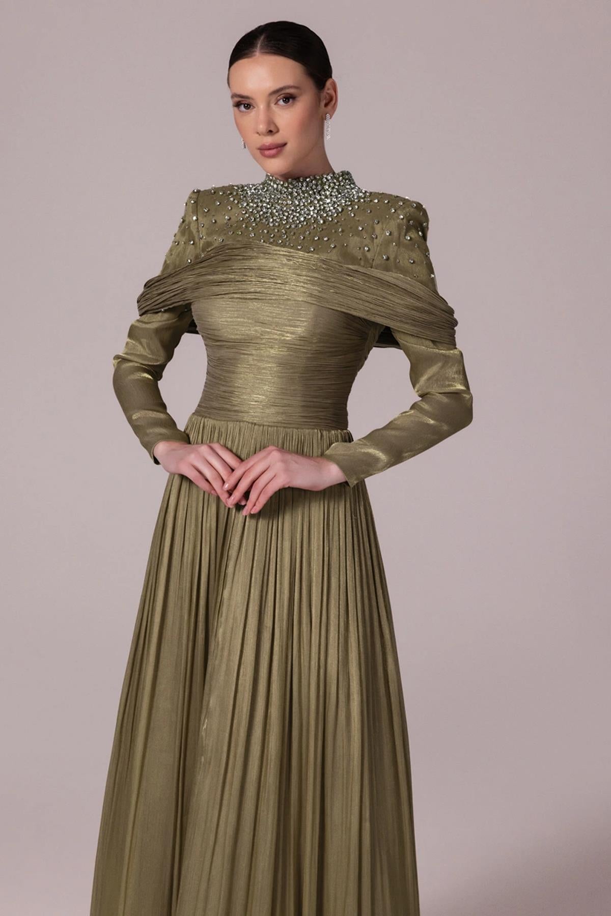 Yakası Taş İşlemeli Piliseli Kabarık Tesettür Abiye Elbise