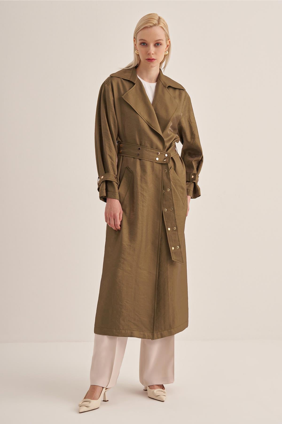 عباءة بحزام وتفاصيل مرصعة