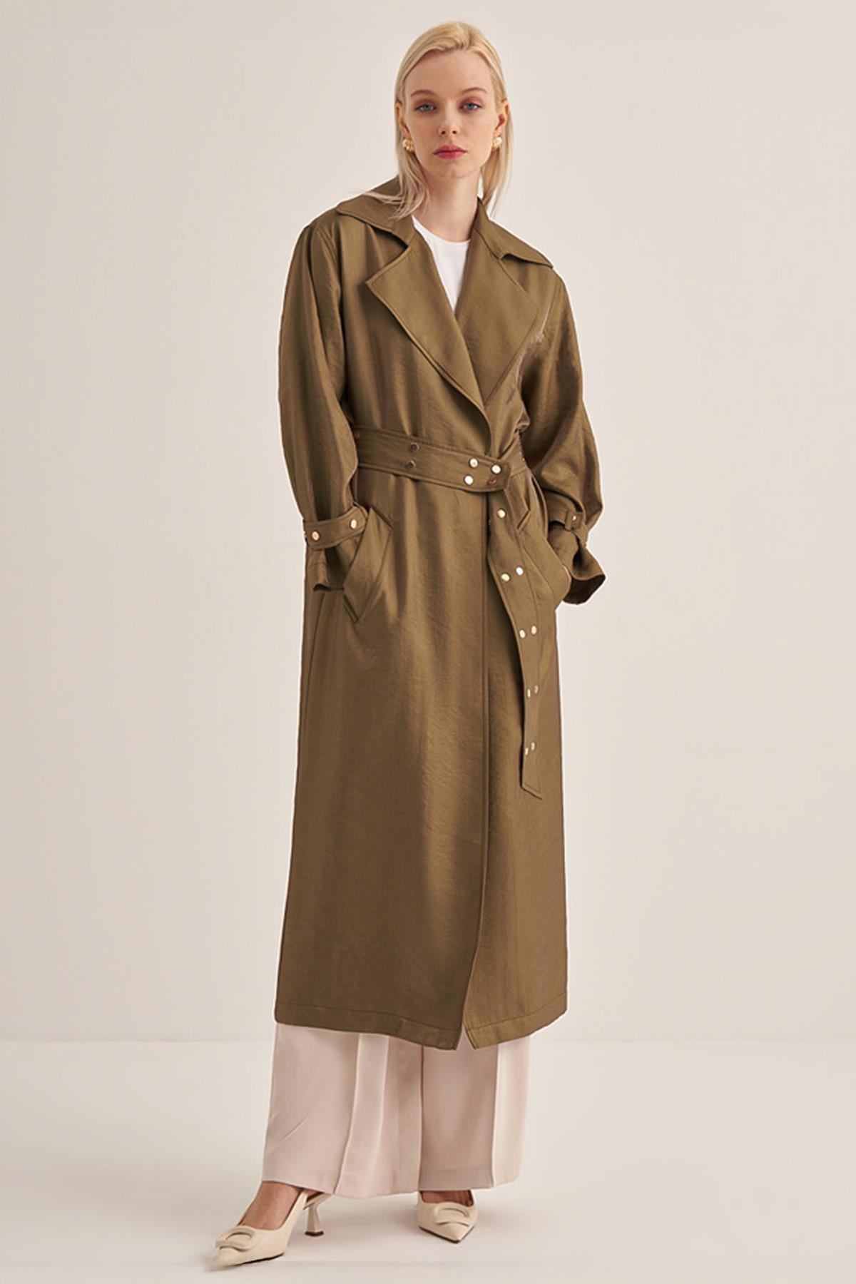 عباءة بحزام وتفاصيل مرصعة