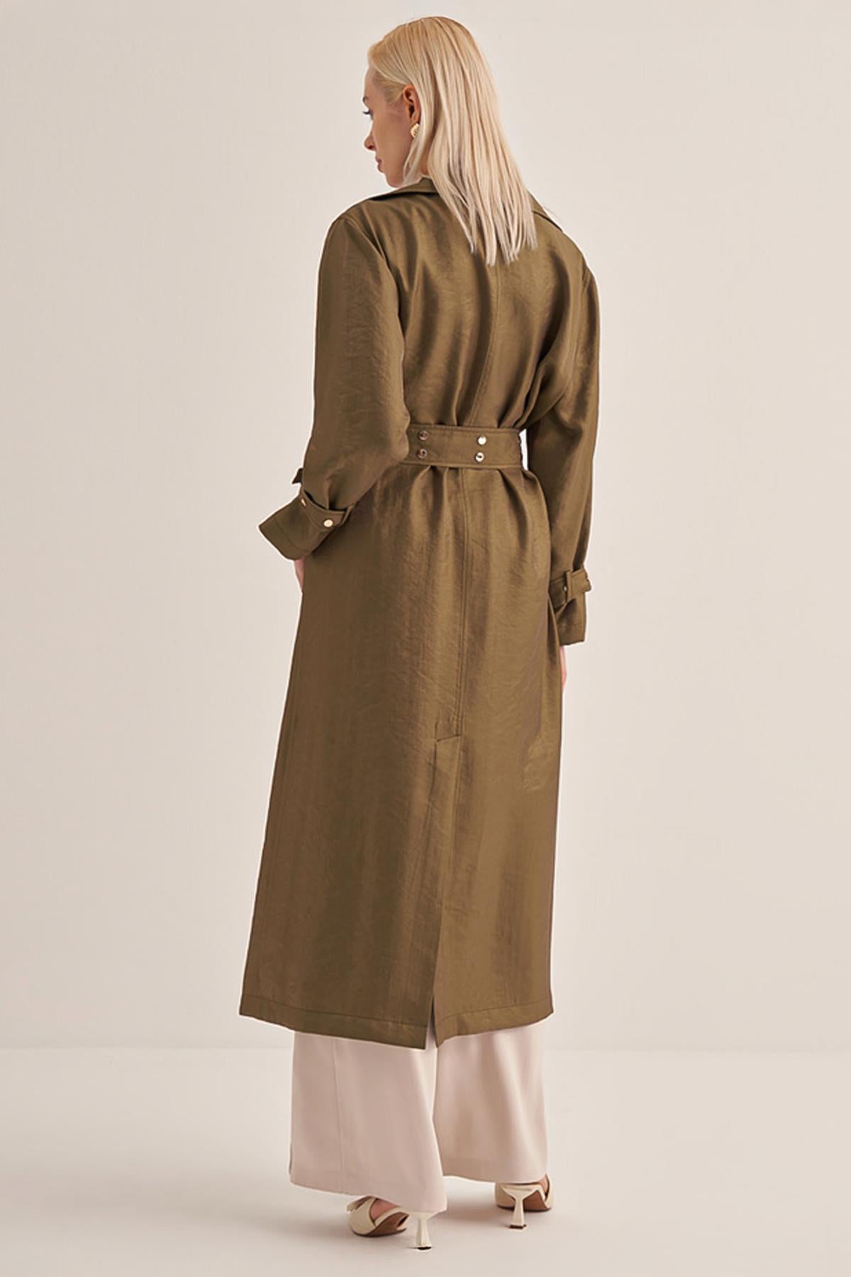 عباءة بحزام وتفاصيل مرصعة