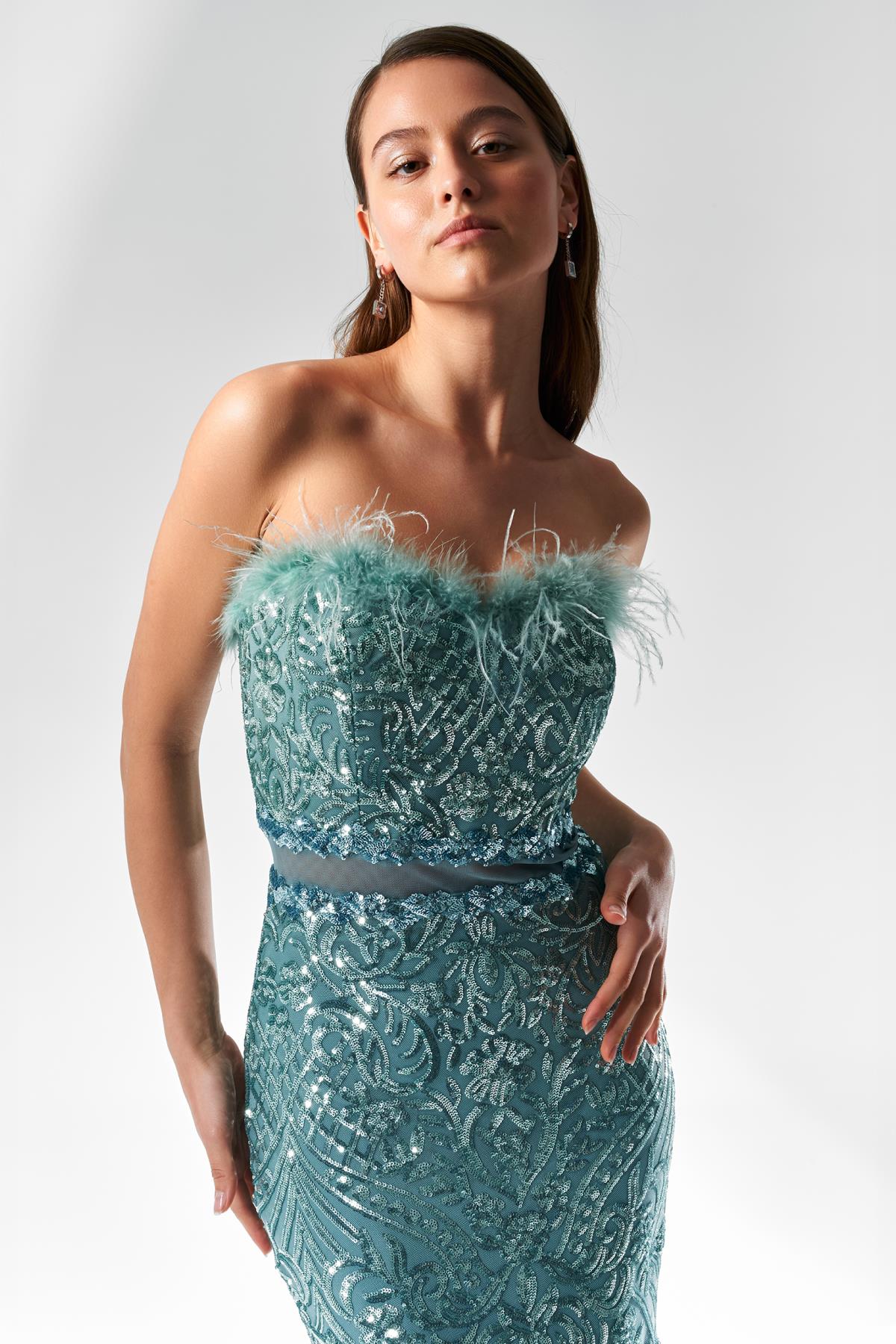 Straplez Payetli ve Otrişli Uzun Abiye Elbise